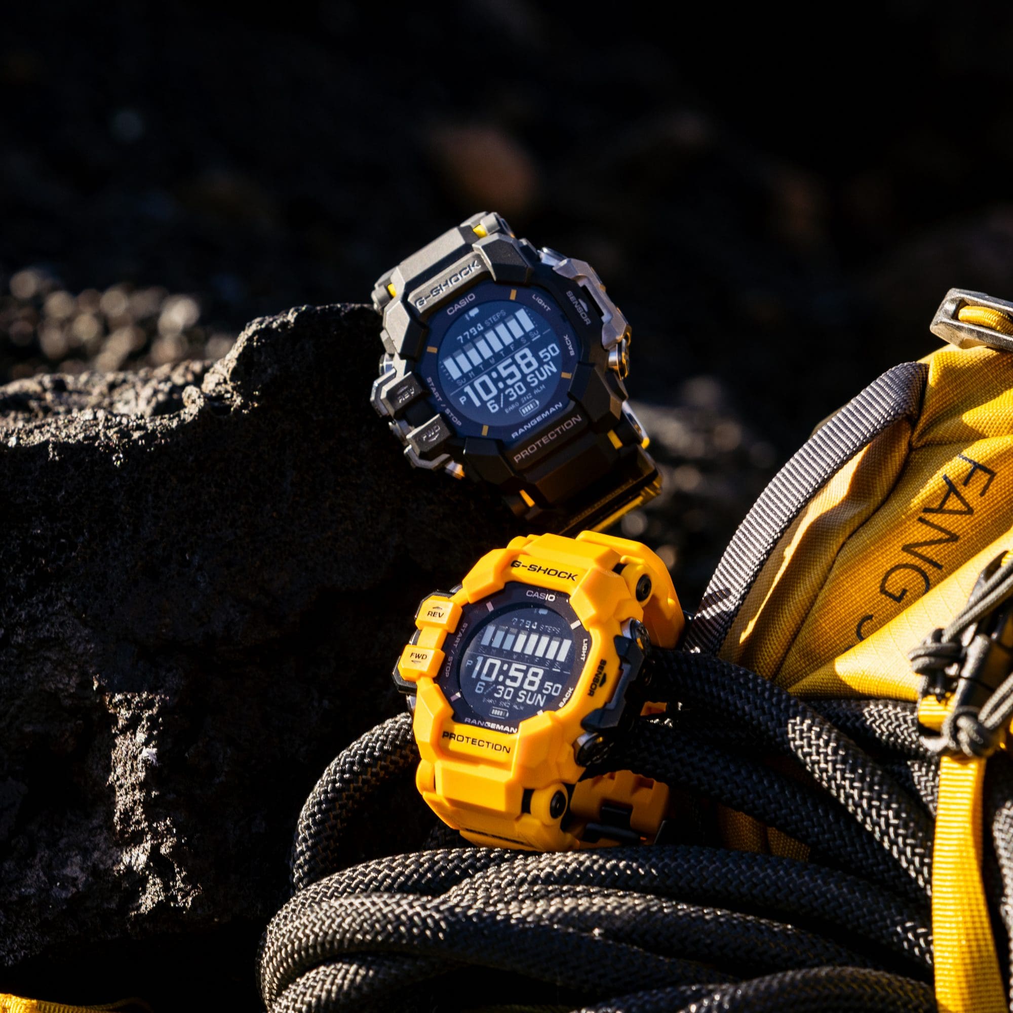 De zwarte en gele G-SHOCK Rangeman op klimuitrusting.