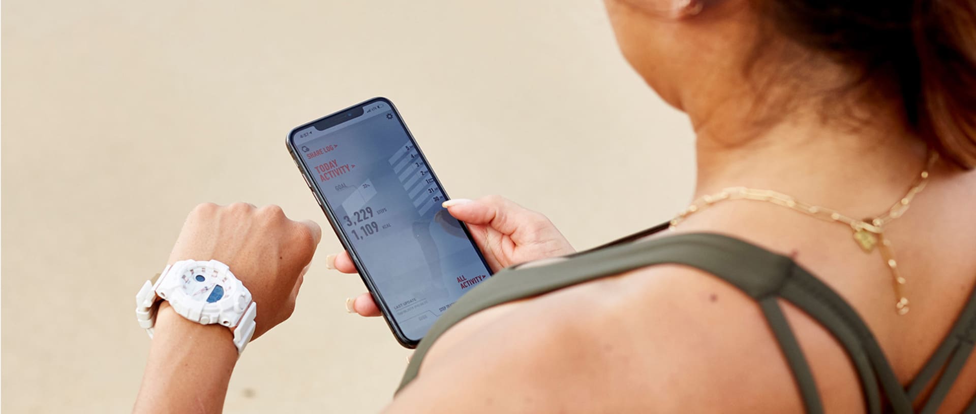 G-Squad Women: toont een wit G-Squad horloge in combinatie met een smartphone