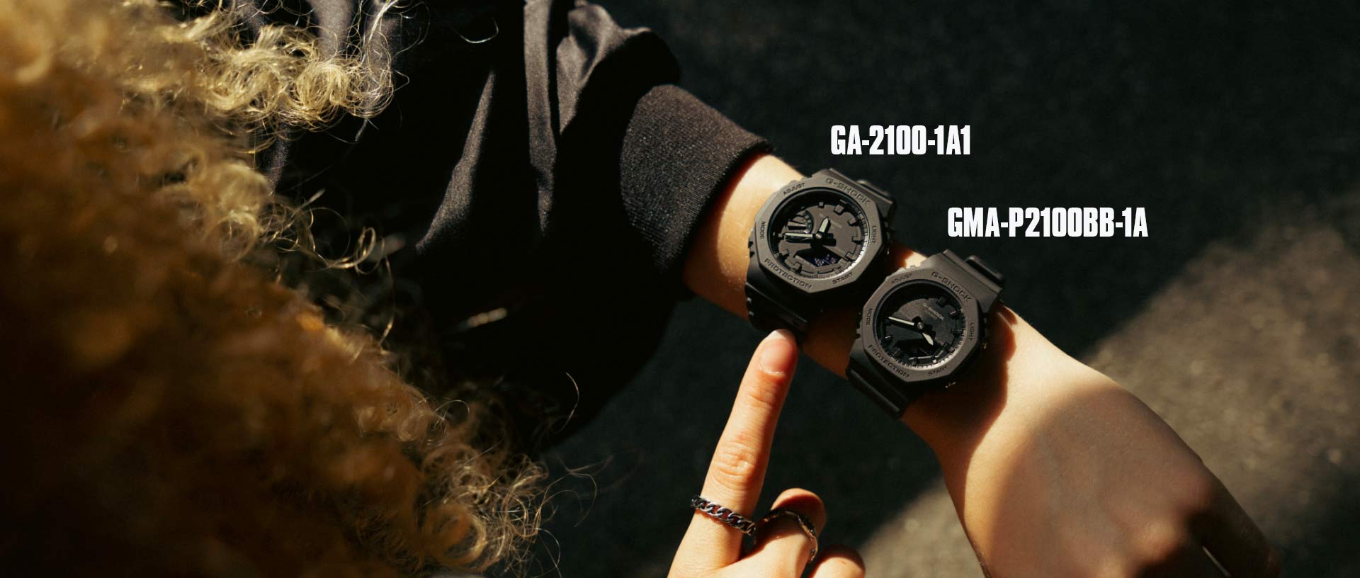 Het kleinere polshorloge GMA-P2100 naast de GA-2100 van G-SHOCK in het zwart ter vergelijking van de maat op een vrouwenpols