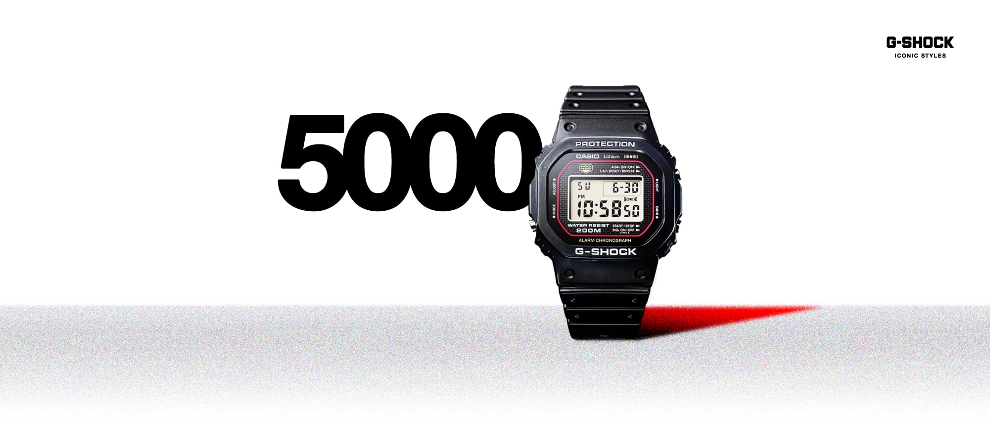O relógio de pulso G-Shock DW-5000 com bracelete em resina preta e mostrador retangular digital.
