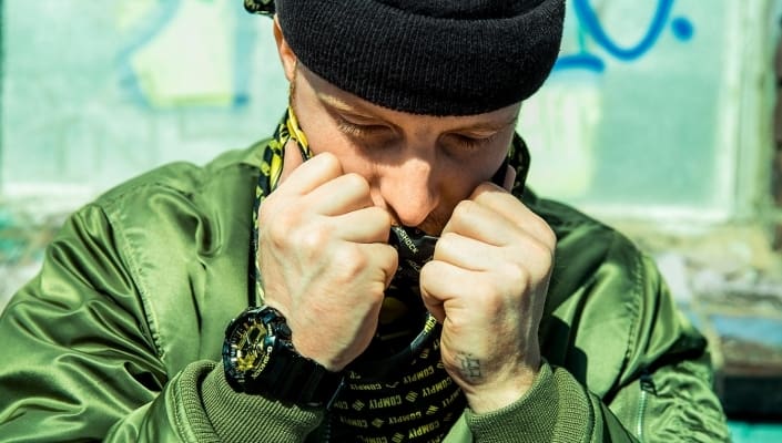 Um homem veste a edição limitada No Comply GA-710GB-1ALTD relógio de G-SHOCK