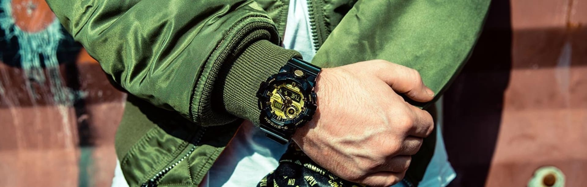Uma pessoa usa o relógio de edição limitada No Comply da G-SHOCK