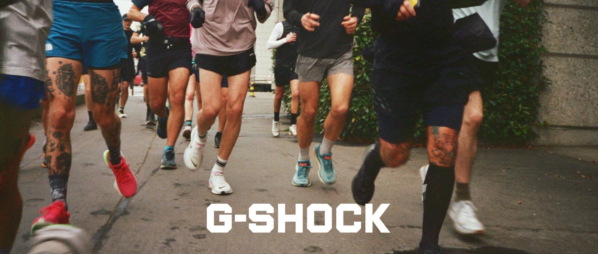 Fotografia a meio comprimento de pessoas a correr no asfalto, com o logótipo G-SHOCK por baixo.