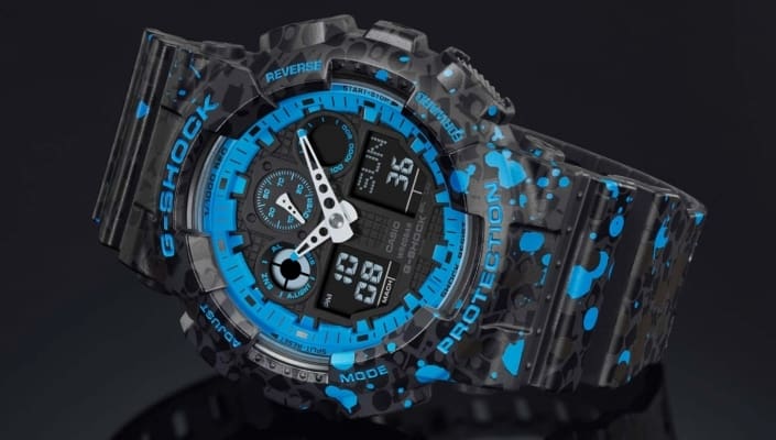 O modelo GA-100ST-2AER azul e preto da G-SHOCK e STASH.