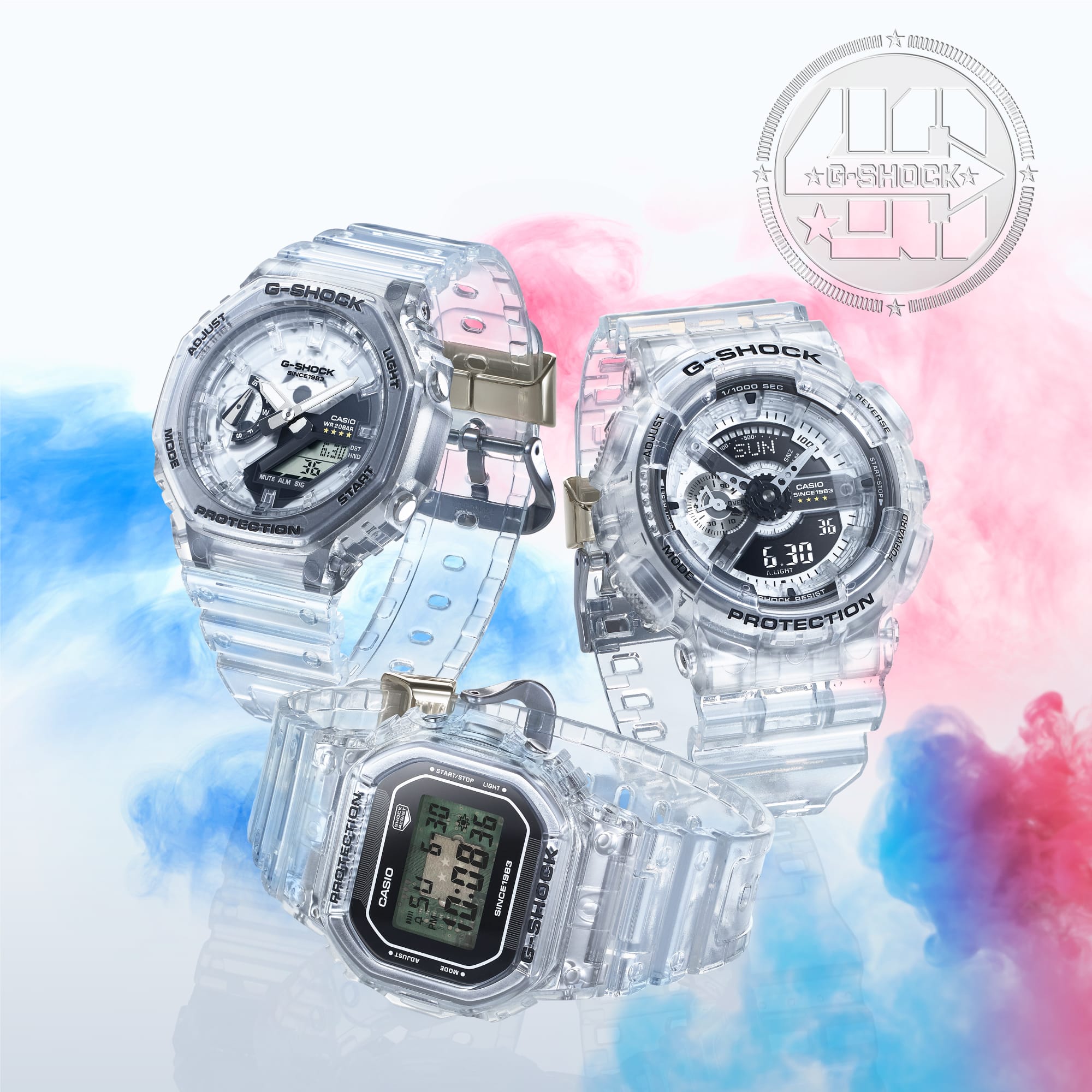 Três modelos de relógios da série Clear Remix com braceletes e caixas transparentes para o 40.º aniversário do G-SHOCK num fundo azul e cor-de-rosa