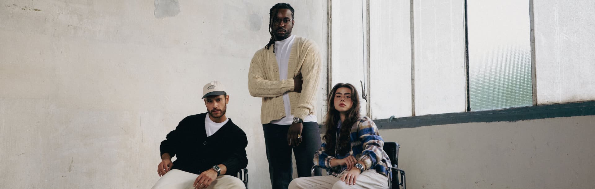 Três modelos apresentam-se numa sala à esquerda, e nos seus punhos estão os novos modelos GBM-2100 da G-SHOCK