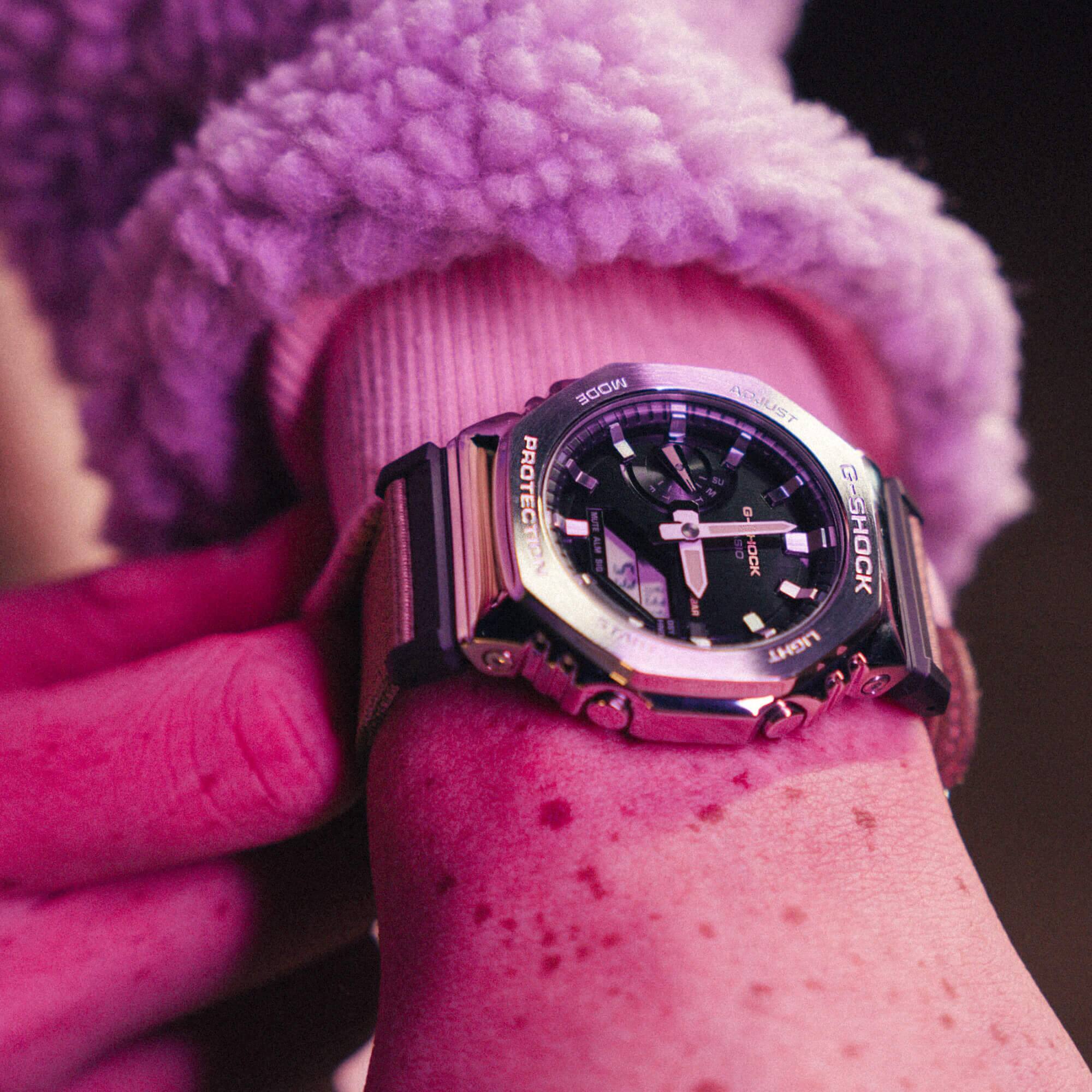 O relógio G-SHOCK "GM-2100C-5A" com bracelete de tecido no pulso