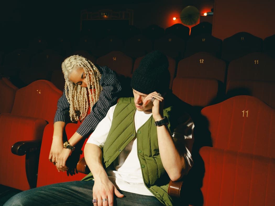 Um homem e uma mulher usam a série G-SHOCK fine metallic num cinema vazio