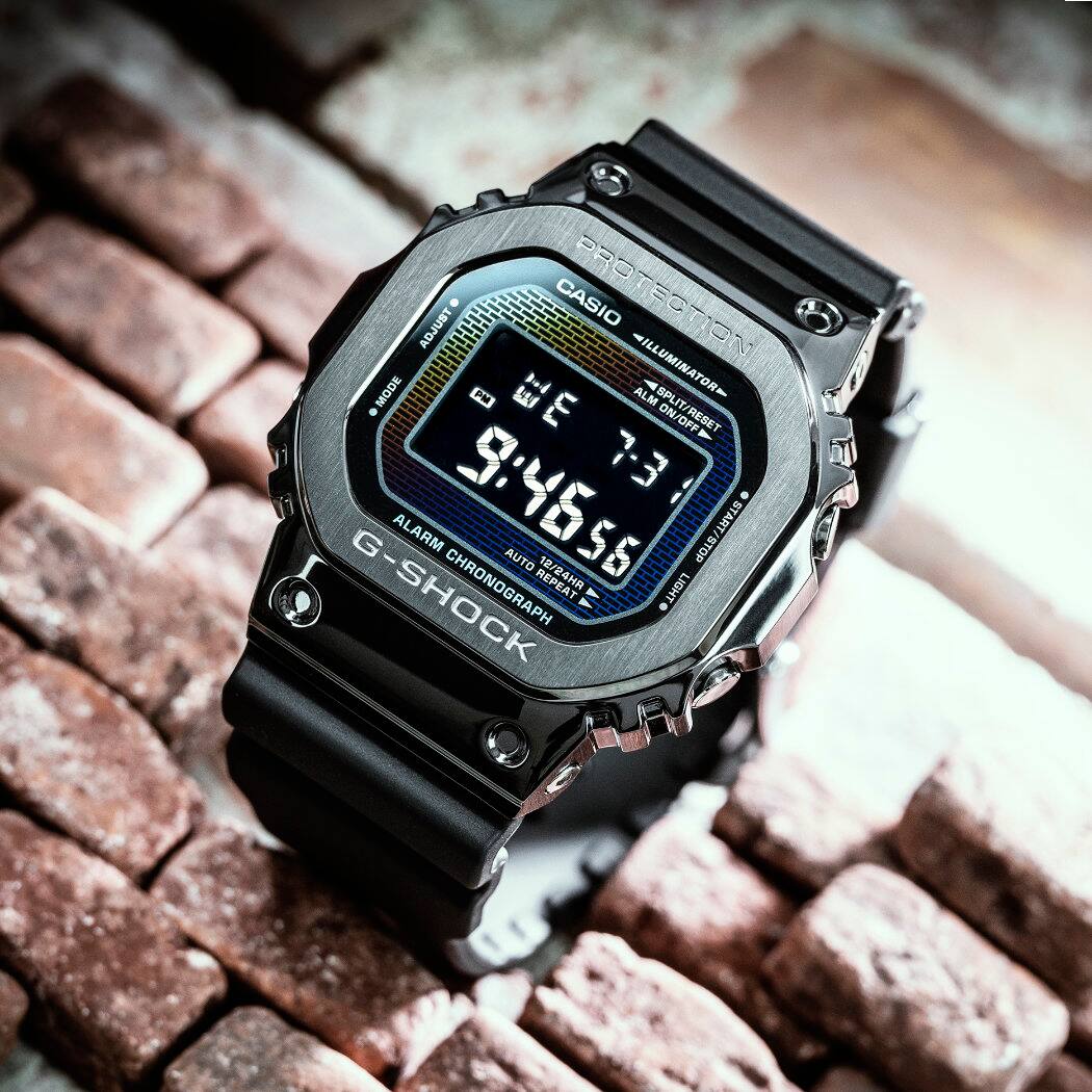 O relógio GM-5600BRW-1ER da coleção G-SHOCK Rainbow Brick em frente a uma parede de tijolo