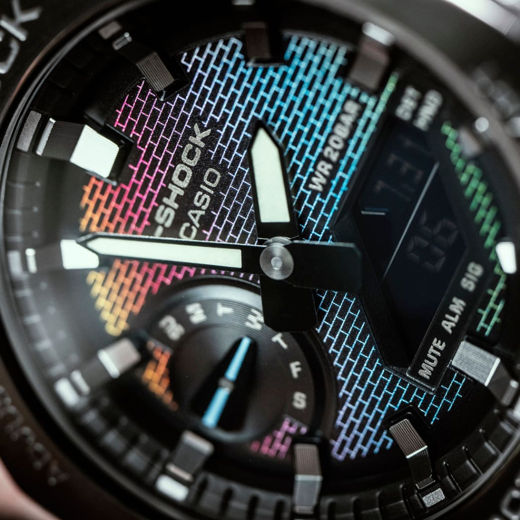 Grande plano do mostrador do relógio GM-2100BRW-1AER com um mostrador em tijolo arco-íris