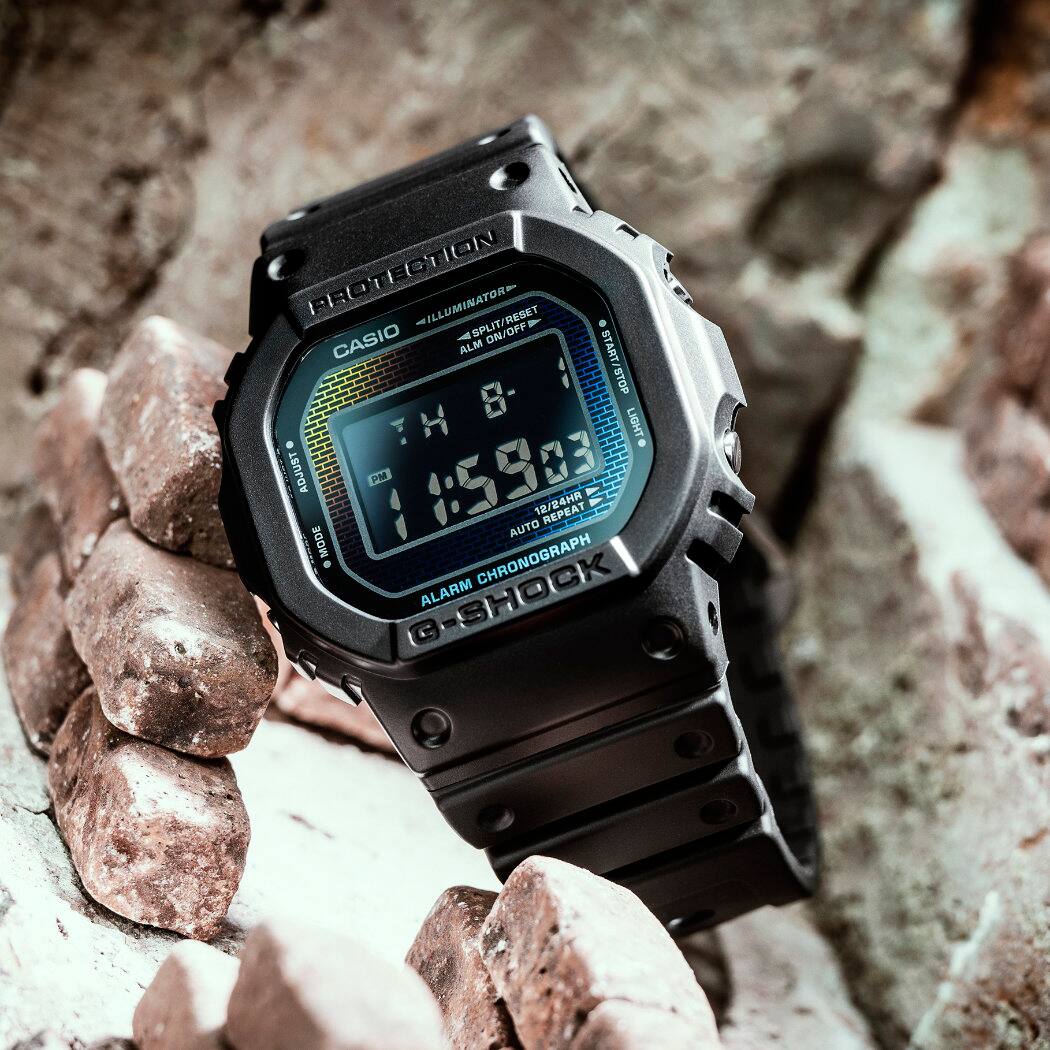 O relógio de pulso digital G-SHOCK DW-5600RW-1ER em cima de uma parede de tijolo