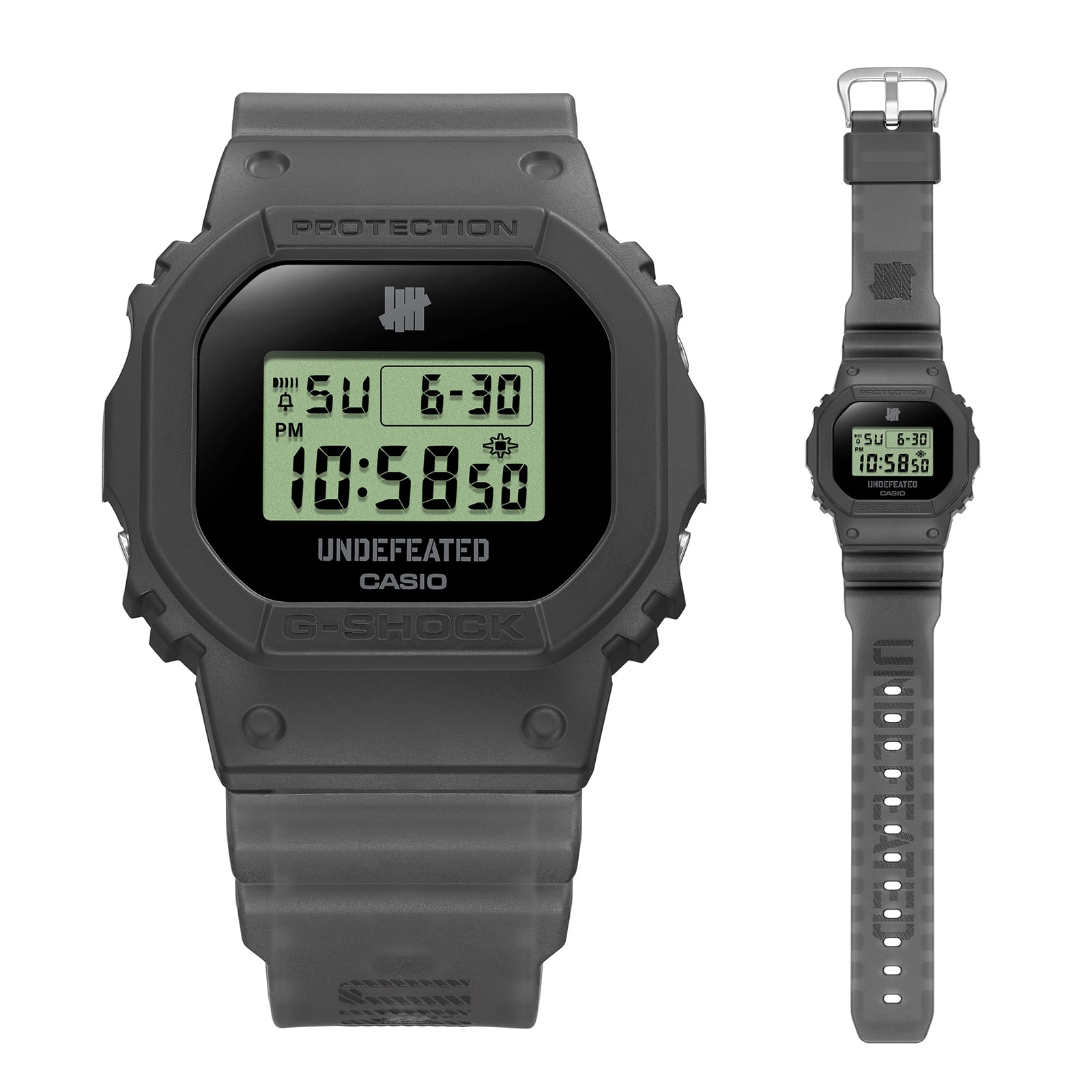 Grande plano do mostrador e da caixa do relógio de cooperação DWE-5600UD-1 da UNDEFEATED e G-SHOCK com a sua bracelete preta ligeiramente transparente, à direita: Vista completa do relógio com a bracelete preta monocromática