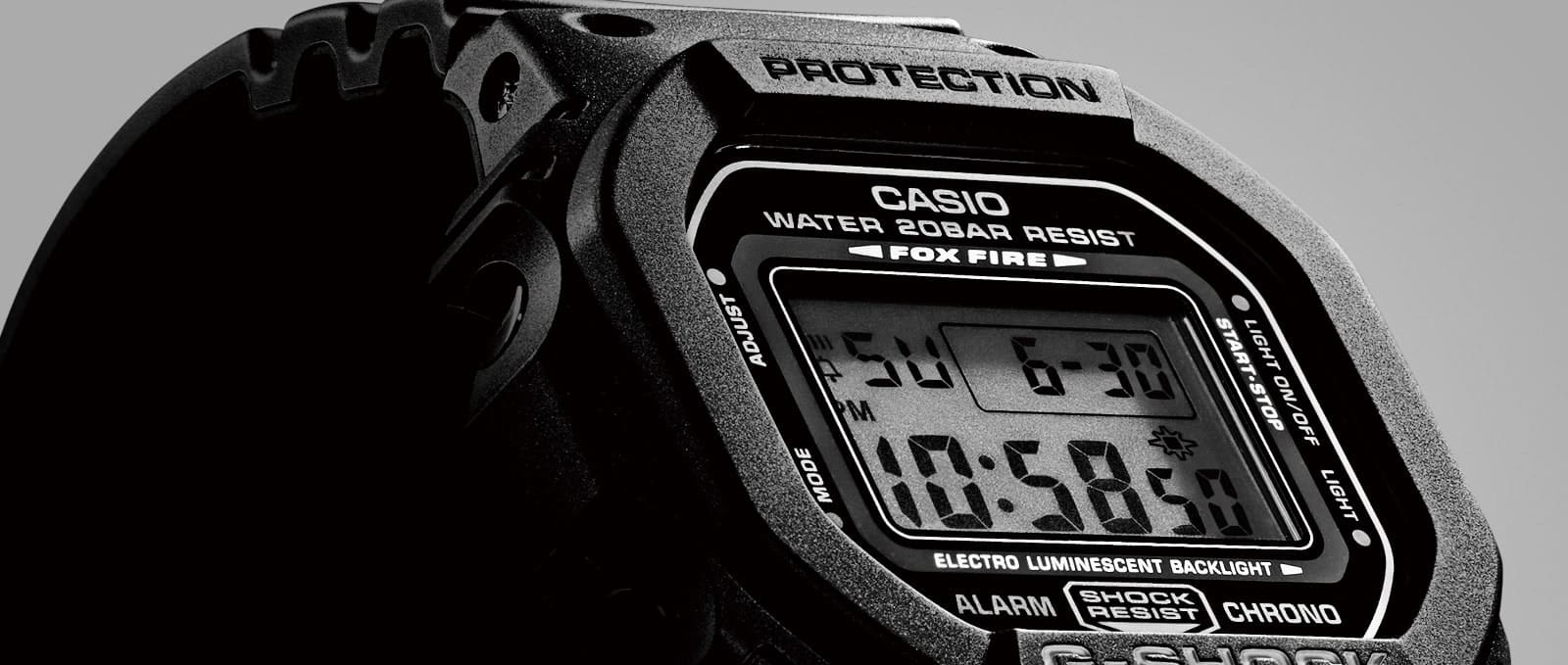 Close-up a preto e branco do relógio digital G-SHOCK DW-5000 com caixa quadrada.