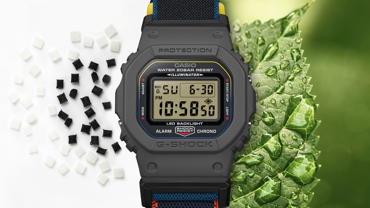 G-SHOCK DW-5600MNC diante de uma representação dividida em duas partes, composta por granulado de plástico e uma estrutura em folhas, para ilustrar a resina de base biológica.