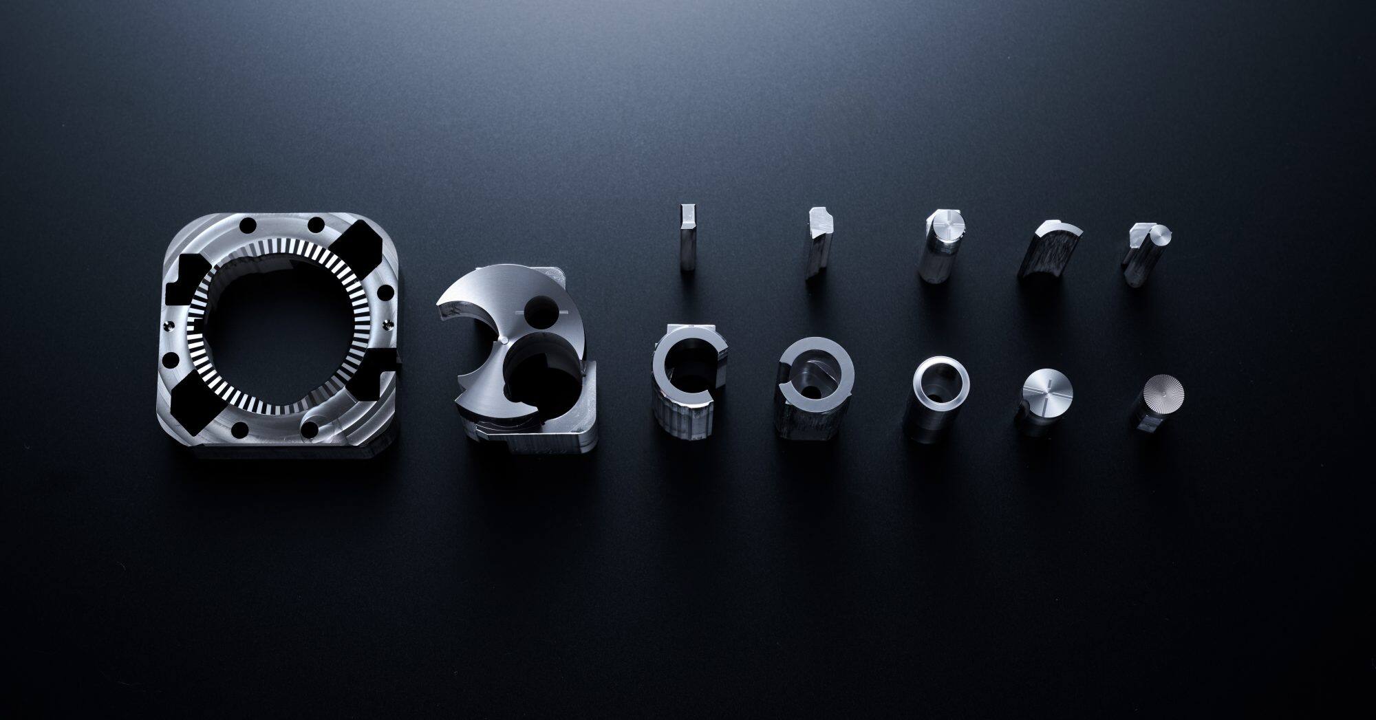 Componentes individuais de relógios MR-G desmontados contra um fundo preto