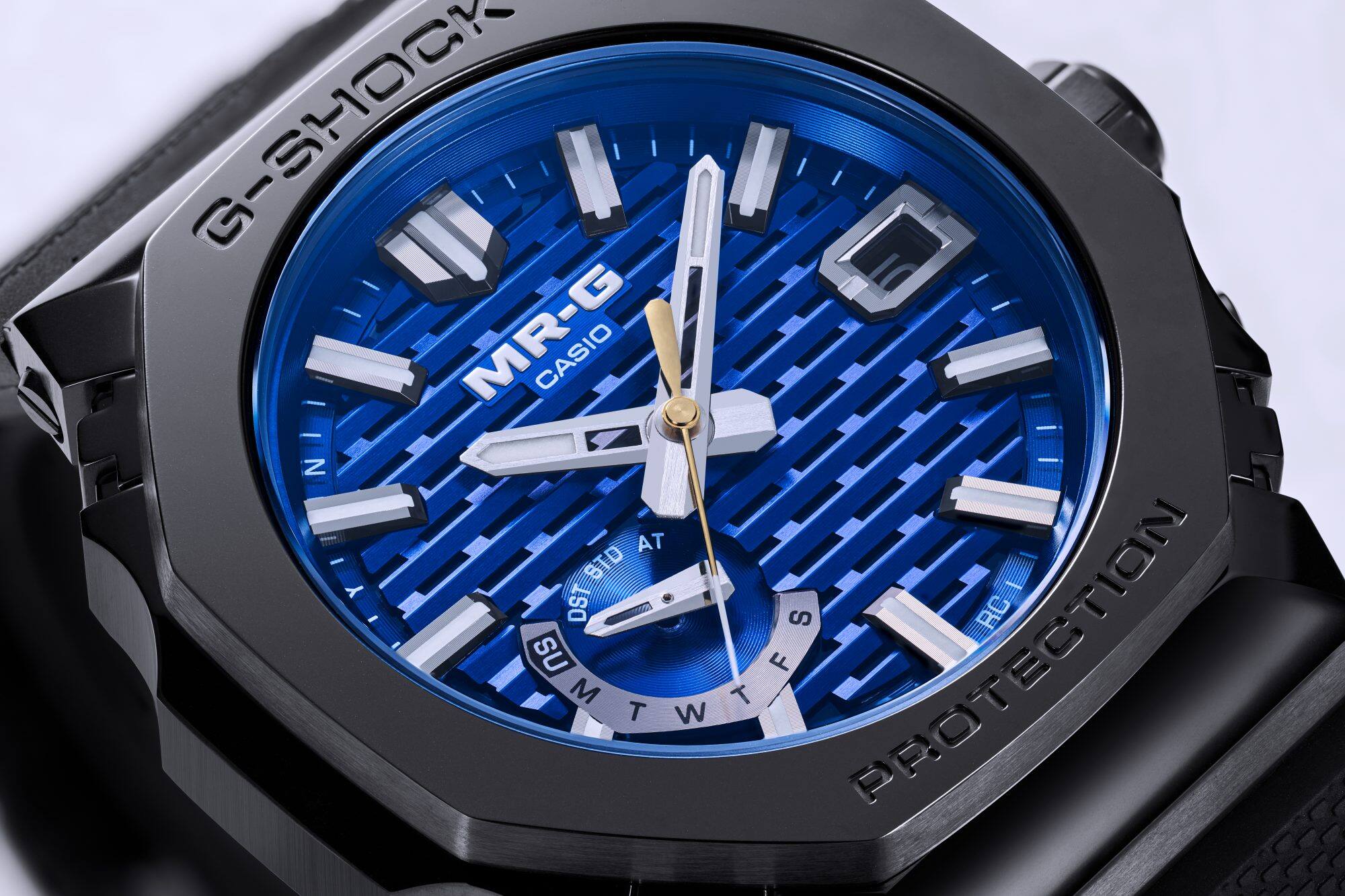 O mostrador azul do MRG-B2100R 