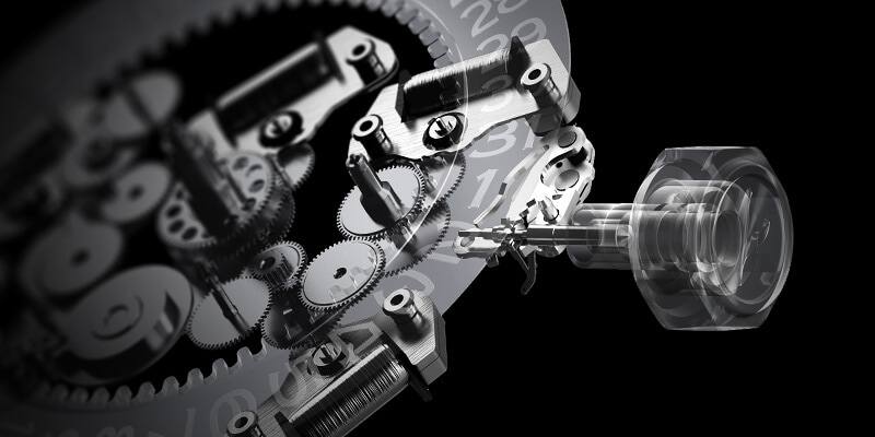 Close-up da mecânica e do botão da coroa