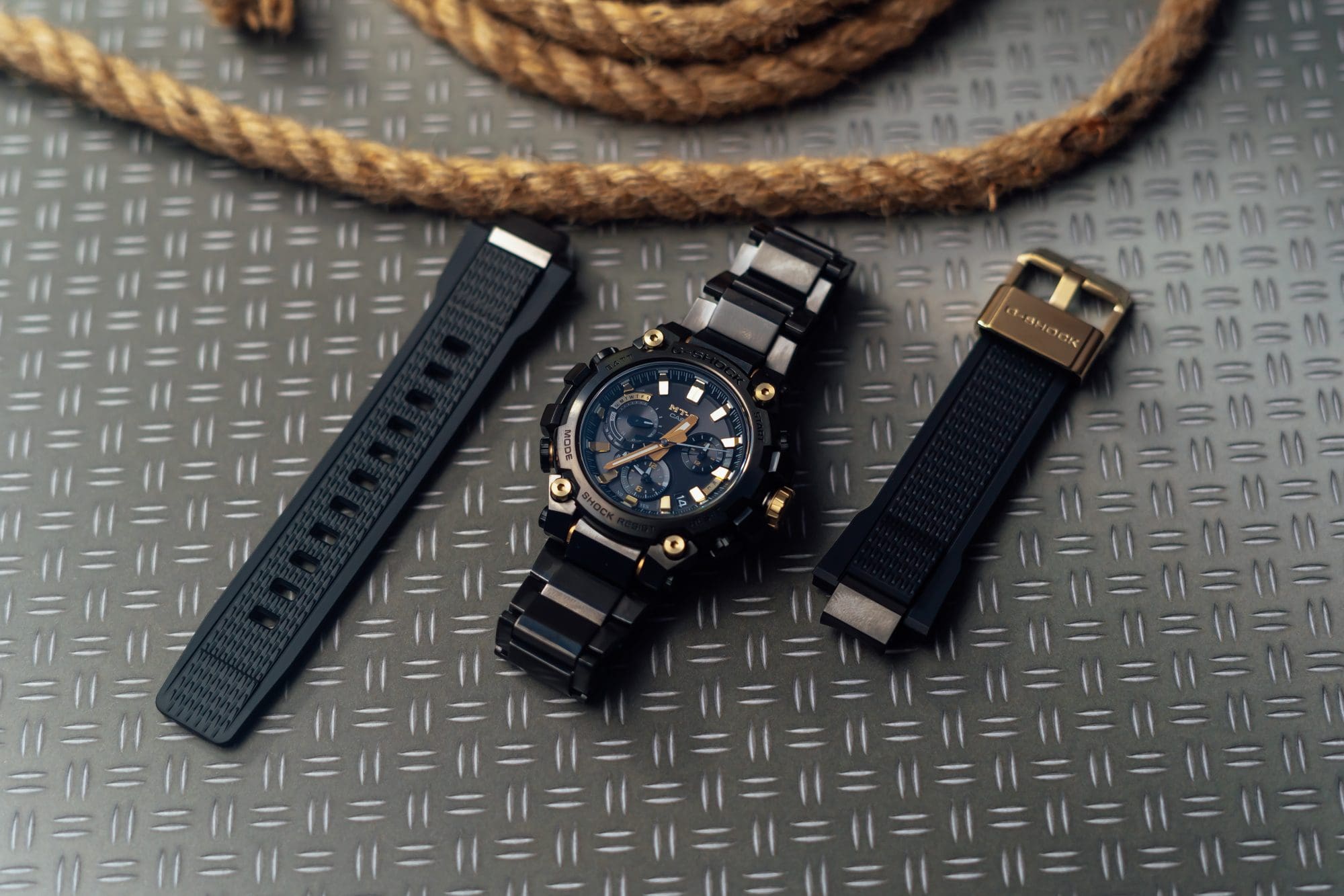 Black and Gold_MTG-B3000BDE-1A_Interchangeable Strap