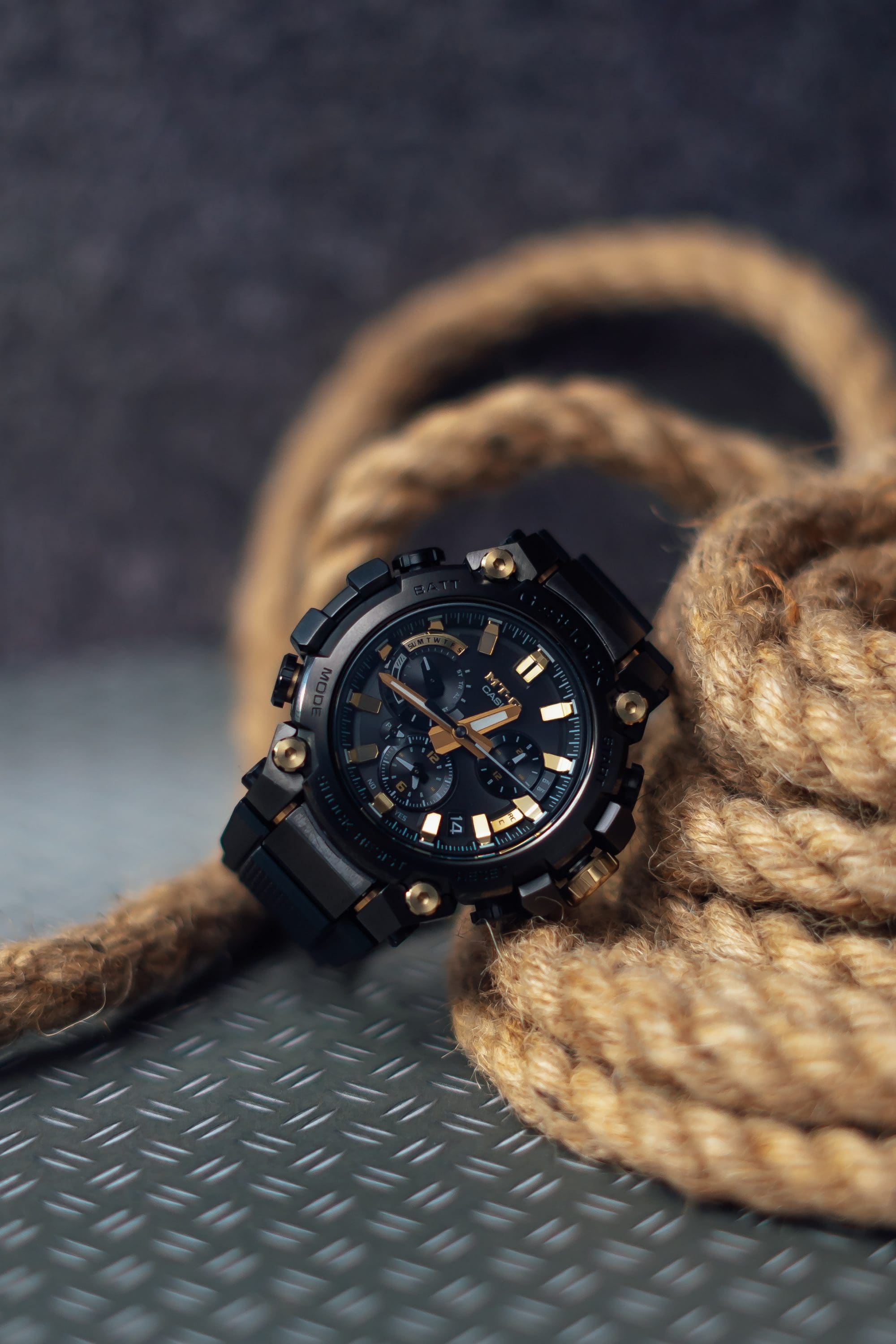 Black and Gold_MTG-B3000BDE-1A_Resin Strap