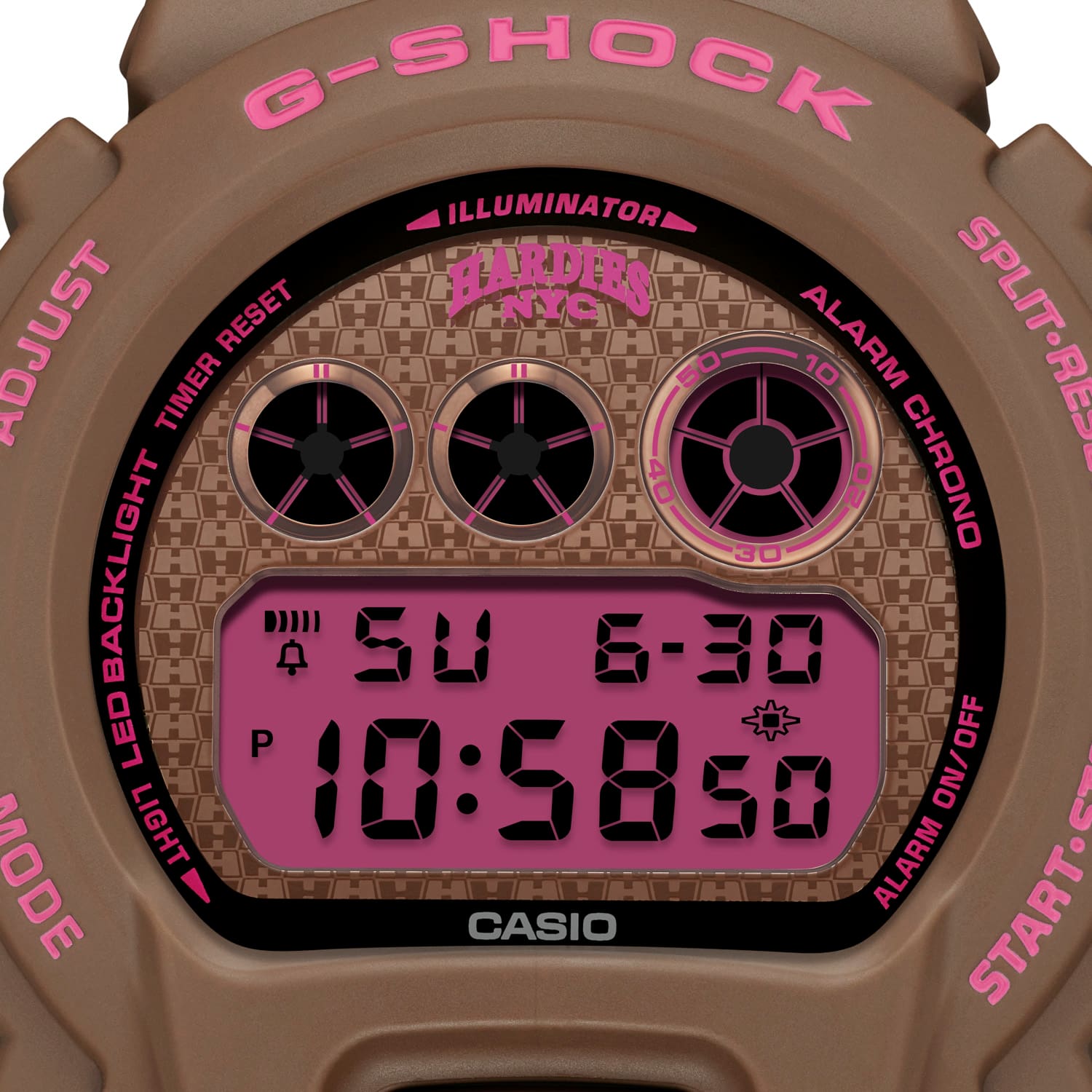 ภาพนี้เป็นภาพระยะใกล้ของหน้าปัด G-SHOCK DW-6900HH-5 ที่มีหน้าจอดิจิตอลสีชมพูและสามหน้าปัดย่อย