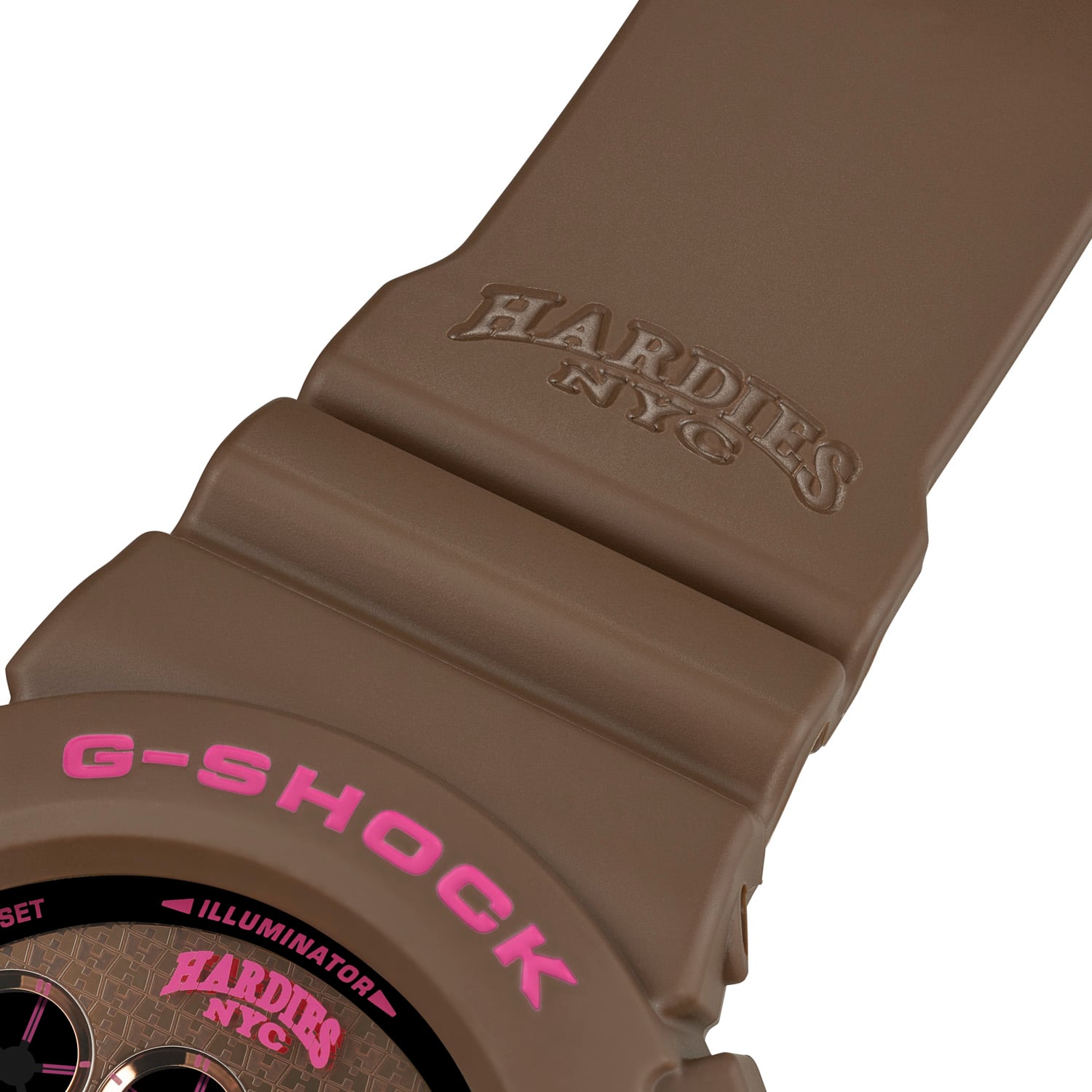 ภาพนี้เป็นภาพด้านข้างของสายเรซินสีน้ำตาลของ G-SHOCK DW-6900HH-5 ที่มีโลโก้ G-SHOCK ประดับอยู่