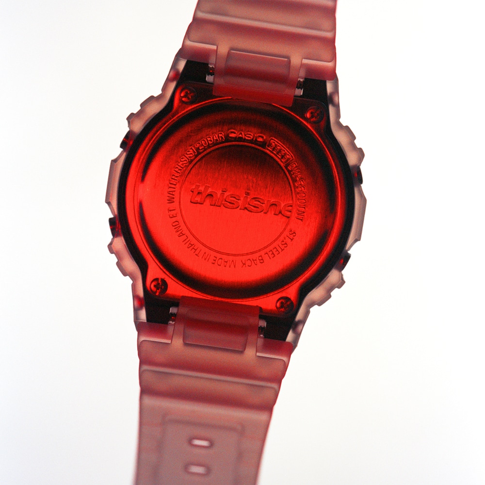 การแกะสลักด้านหลังตัวเรือนสำหรับการร่วมมือกันระหว่าง thisisneverthat และ G-SHOCK