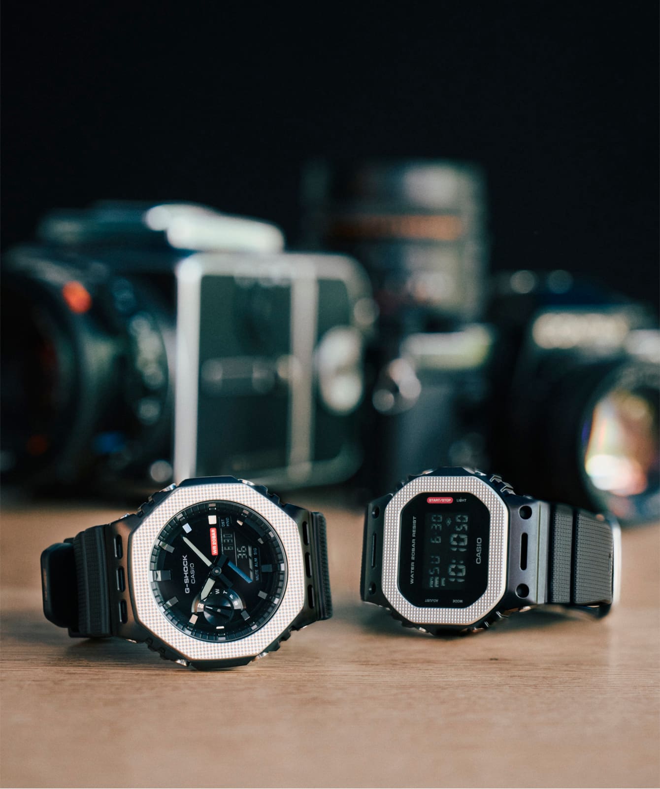ภาพของรุ่น GM-2100BM-1A และ GM-5600BM-1 วางอยู่บนโต๊ะ