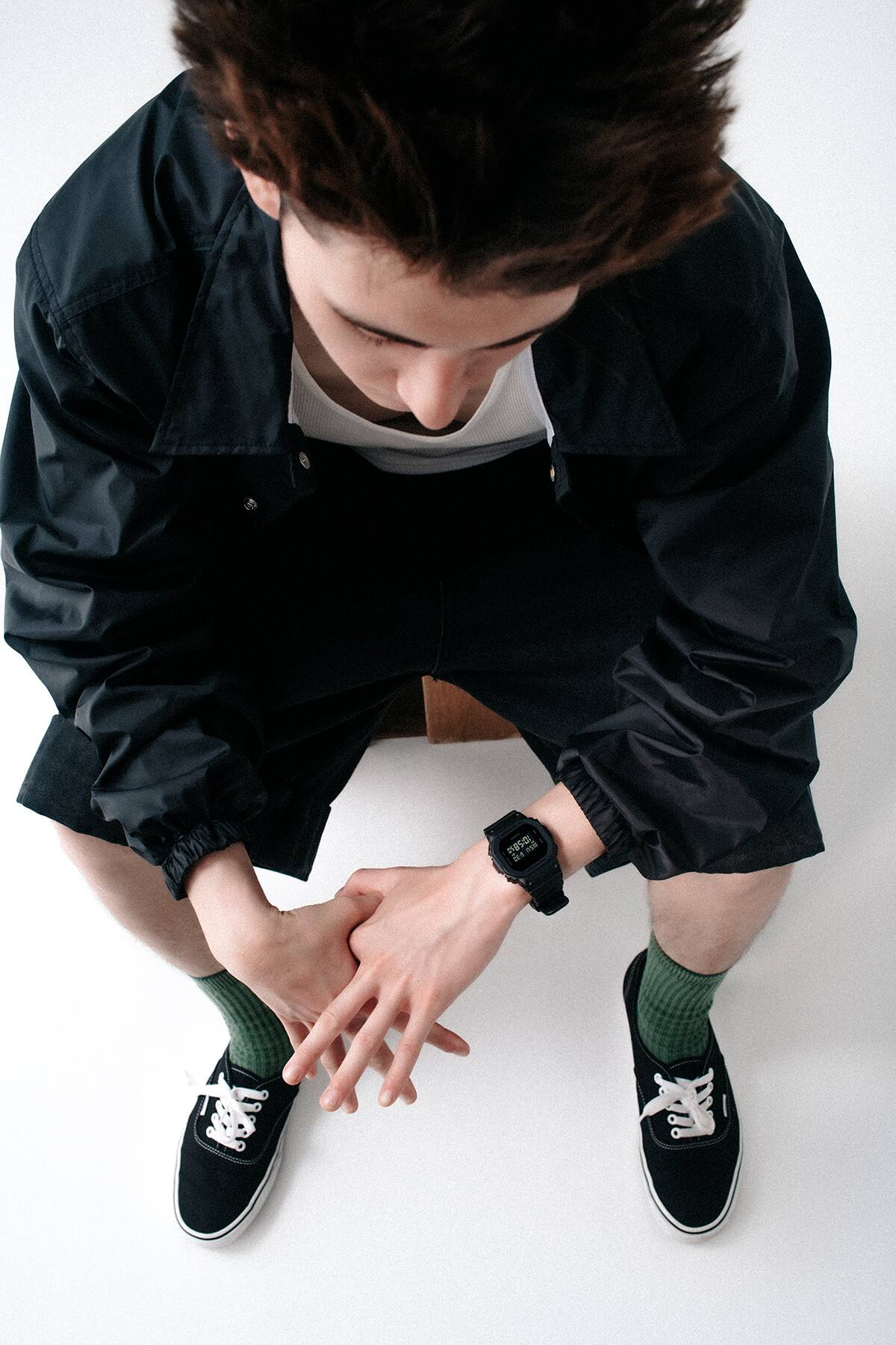 Bileğinde G-SHOCK DW-5600UBB saat takan bir erkek.