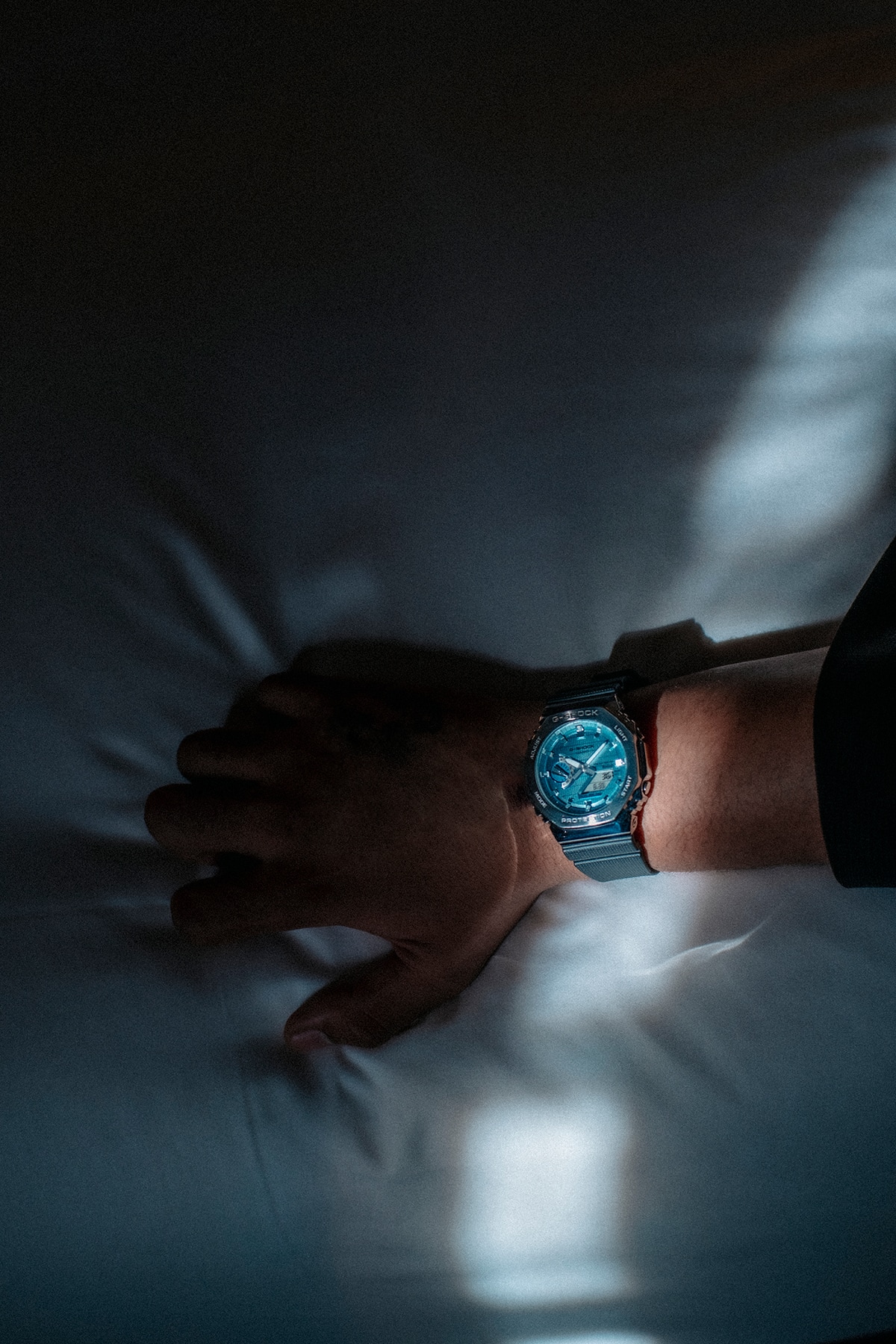 Bileğinde G-SHOCK GBM-2100A saat takan bir erkek.