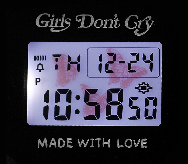 Arka ışık açıldığında arka planda pembe bir kelebek grafiğini ortaya çıkaran G-SHOCK (DW-5600LQ-1V) ekranının görüntüsü.