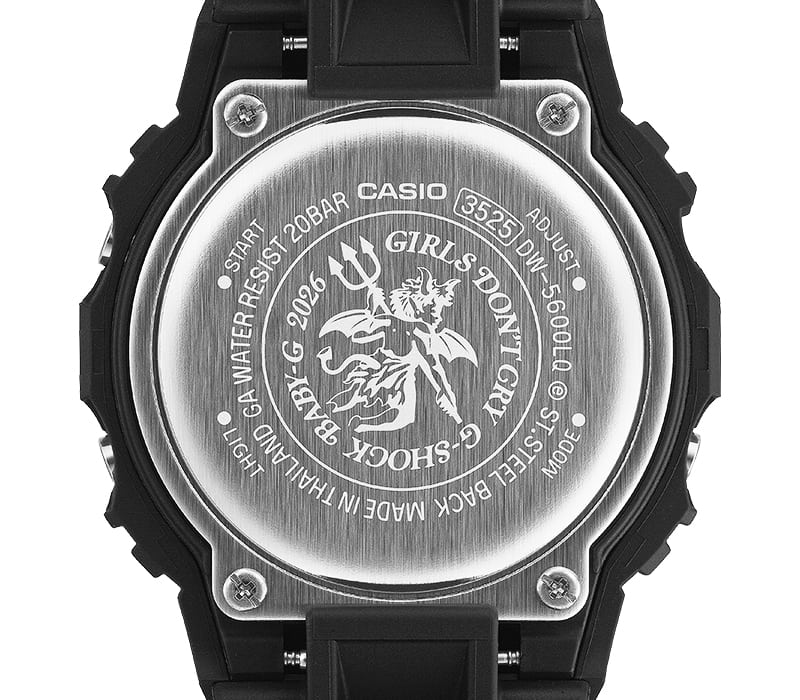Şeytan karakteri (Vick) tasarımı ile "Girls Don't Cry" ve "G-SHOCK x BABY-G 2026" işlemelerinin yer aldığı G-SHOCK'un (LOV-26A-1) kasa arkasının yakın plan görüntüsü.