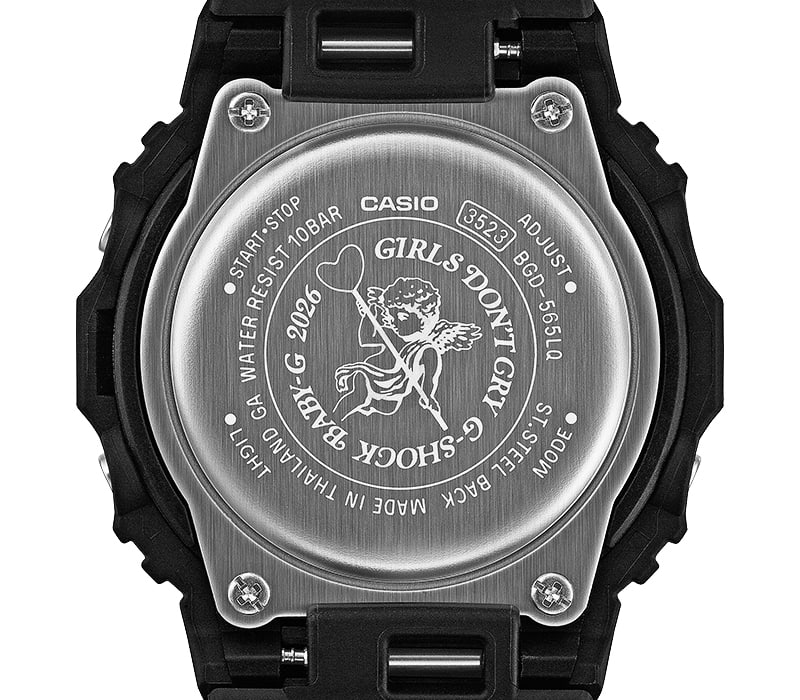 Kalp şeklinde değnek taşıyan melek tasarımı ile "Girls Don't Cry" ve ""G-SHOCK x BABY-G 2026" işlemelerinin yer aldığı BABY-G'nin (BGD-565LQ-1V) kasa arkasının yakın plan görüntüsü.
