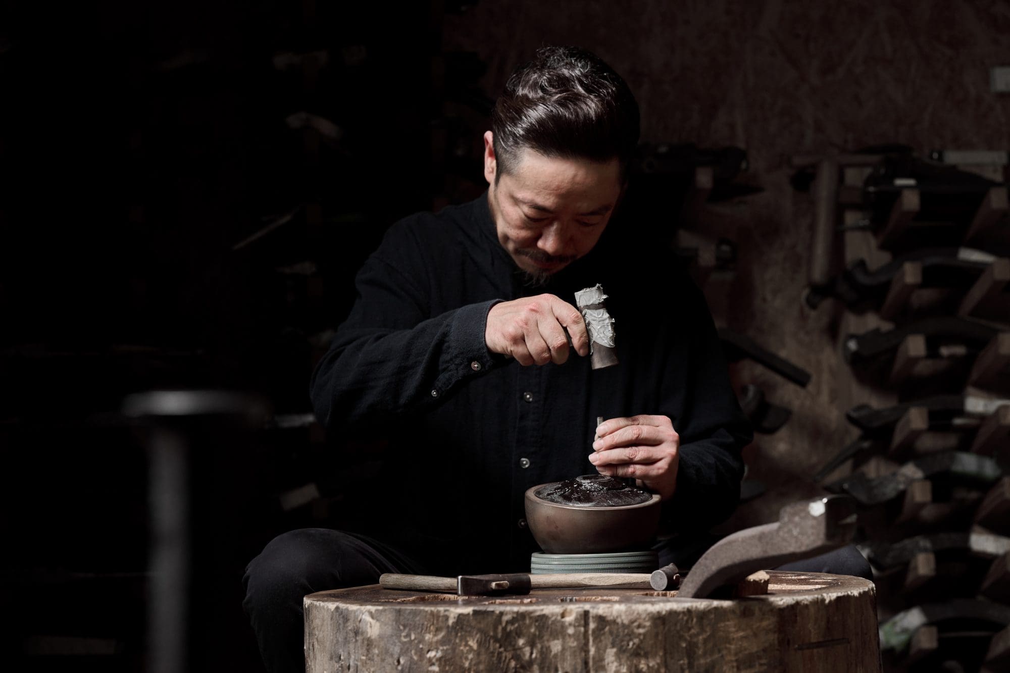 Kazuya Watanabe'nin çekiçleme tekniği uygularken fotoğrafı