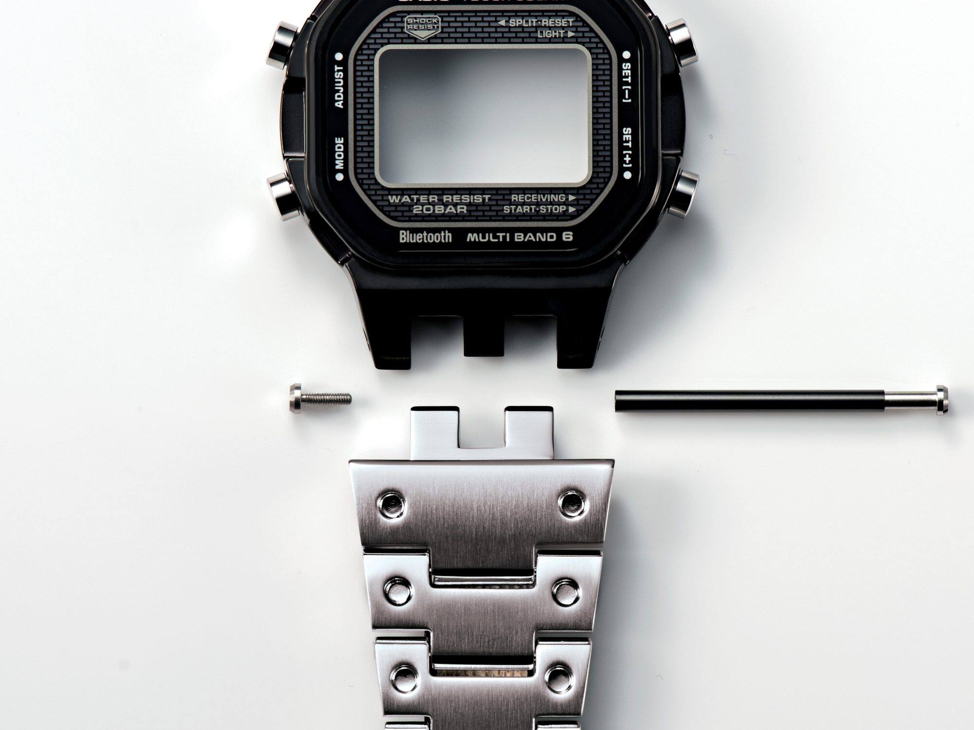 Kordonu ve saati birbirine bağlayarak darbeyi dağıtan üç uçlu yapı