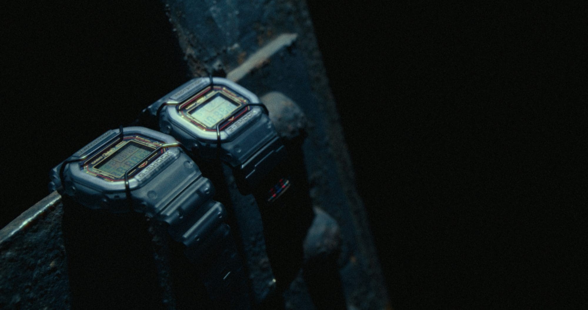 two Bodega DW5600BDG231 placed on a metal frame