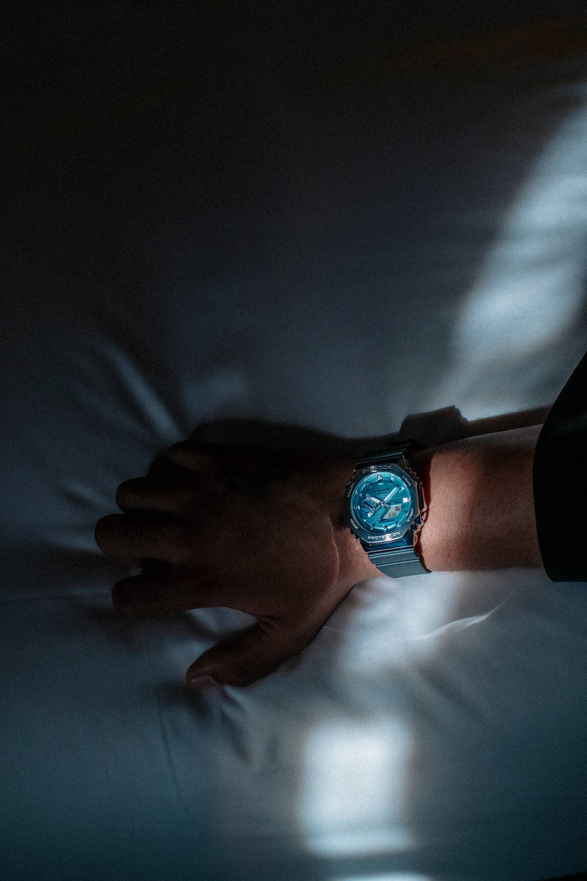 Một người đàn ông đeo đồng hồ G-SHOCK GBM-2100A trên cổ tay.