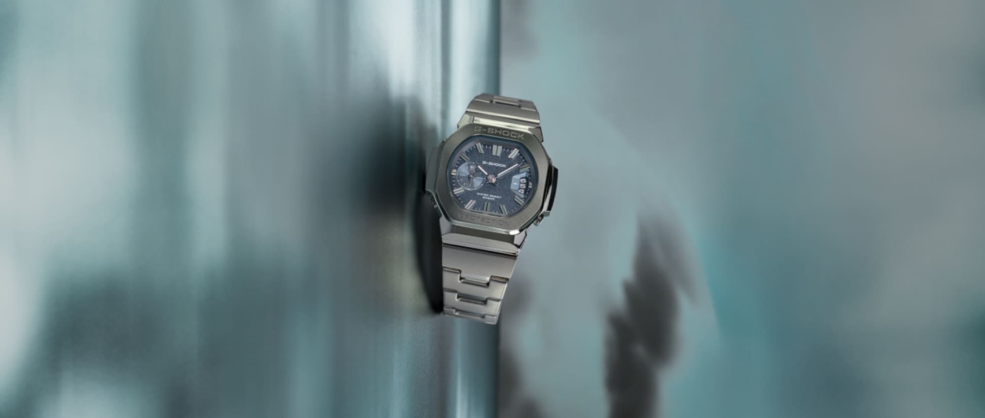 G-SHOCK GMC-2500D nằm trên nền màu xanh dương.