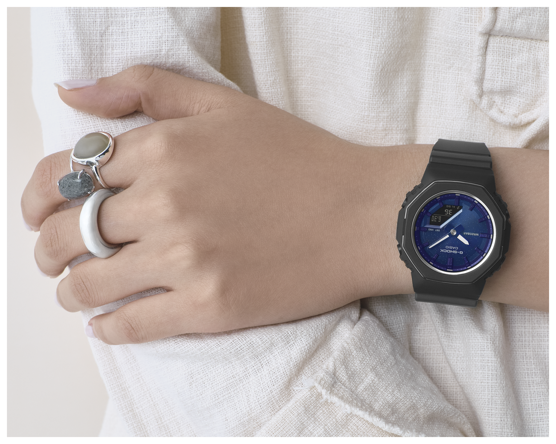 Ảnh chụp cận cảnh tay của một người phụ nữ đang đeo GMA-P2110SC-2A