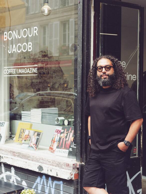 هذه صورة لواجهة متجر Bonjour Jacob ويظهر فيها أحد الزبائن واقفًا عند المدخل.