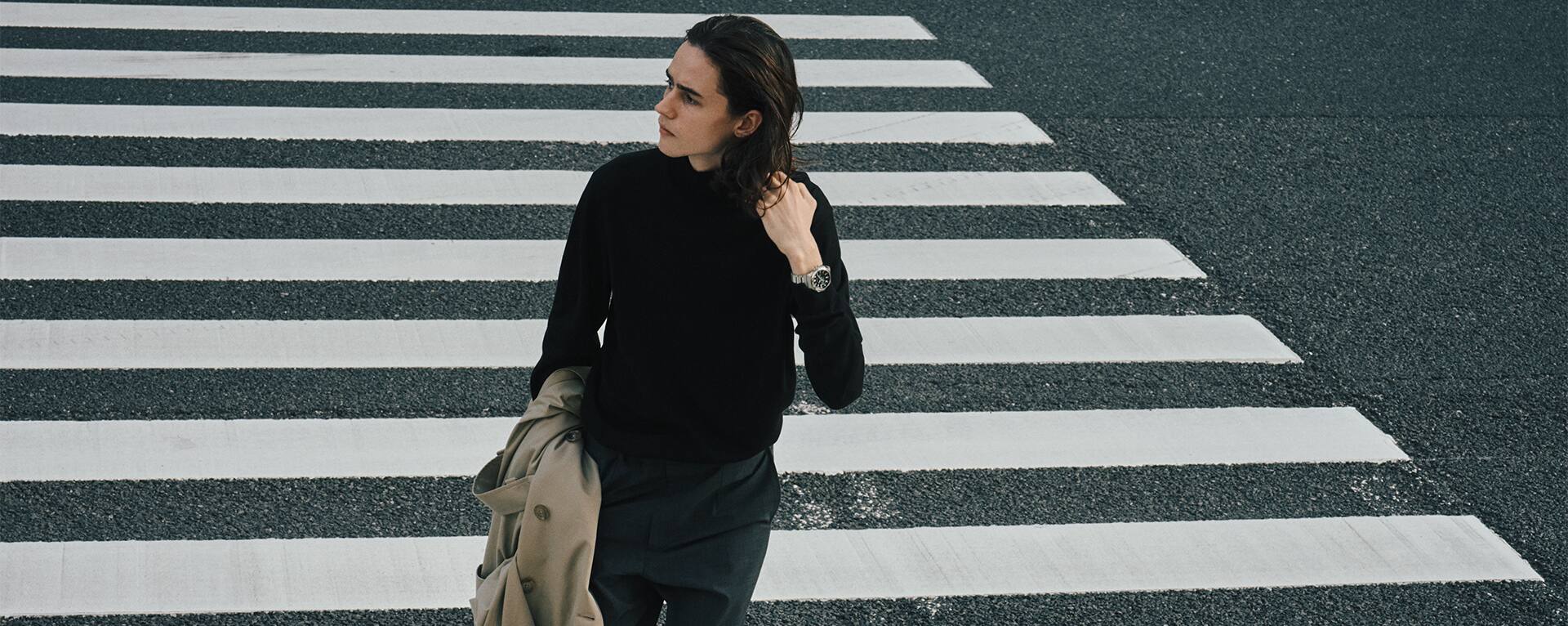 صورة رجل يمشي مرتديًا ساعة GST-B1000D-1A.