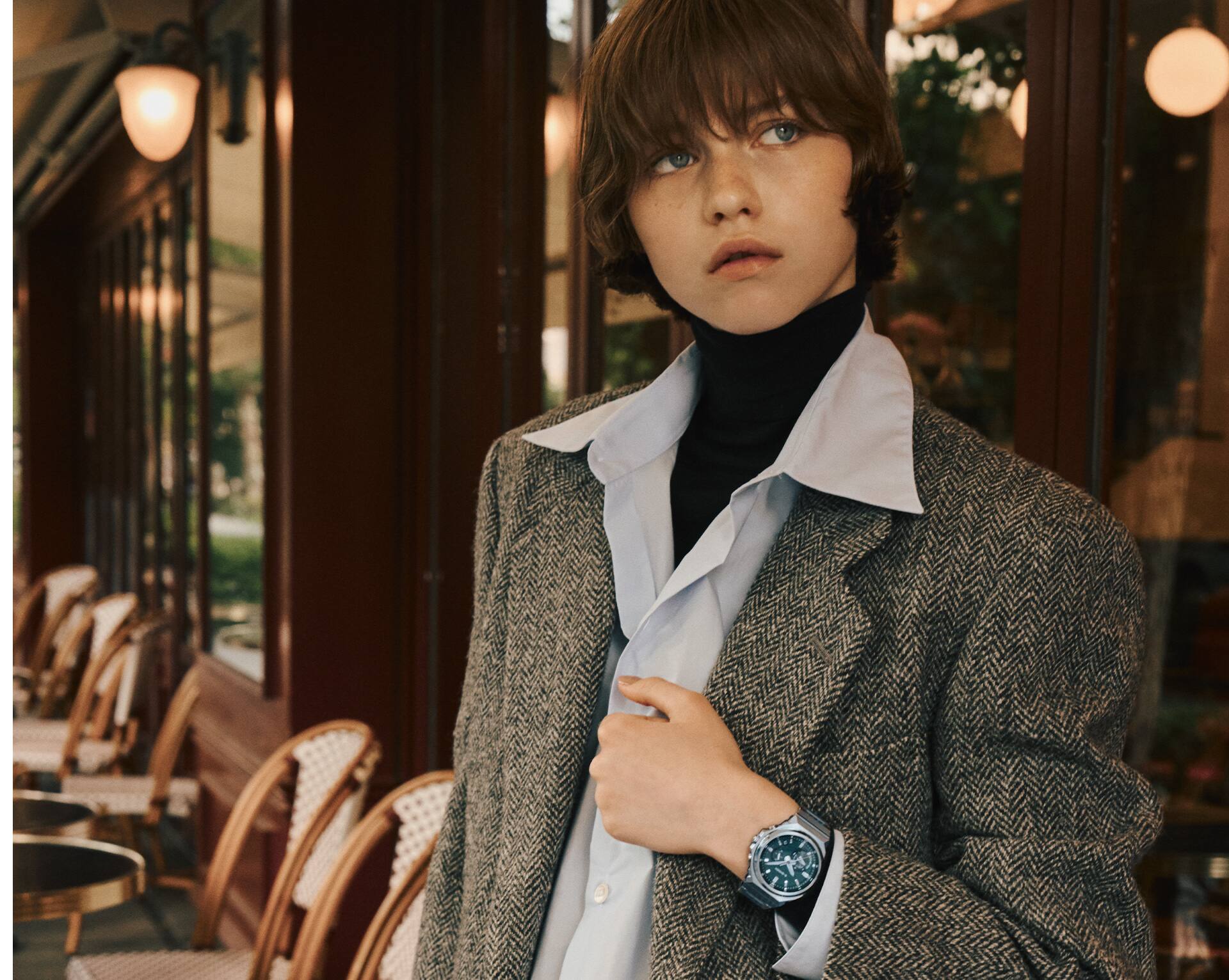 عارض أزياء واقف على شرفة مرتديًا ساعة GST-B1000D-3A.