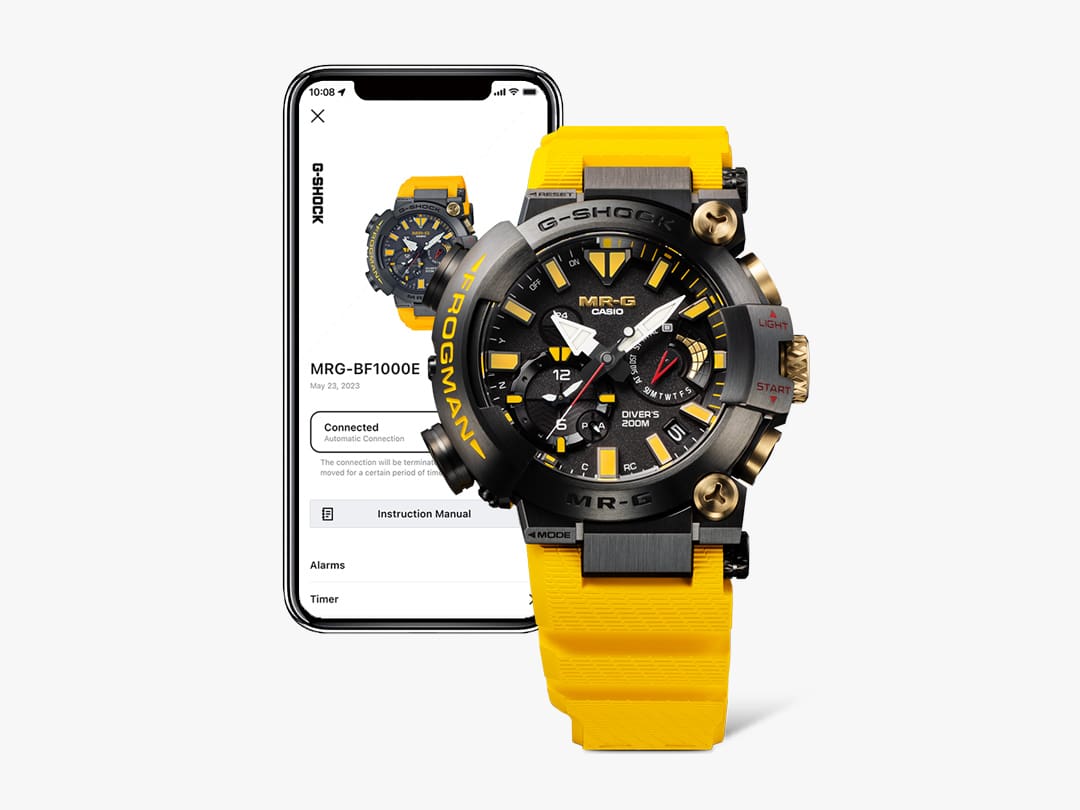 Die gelbe Casio MRG-BF1000E-1A9 Bluetooth®-Uhr vor einem Smartphone mti Connected-Anzeige