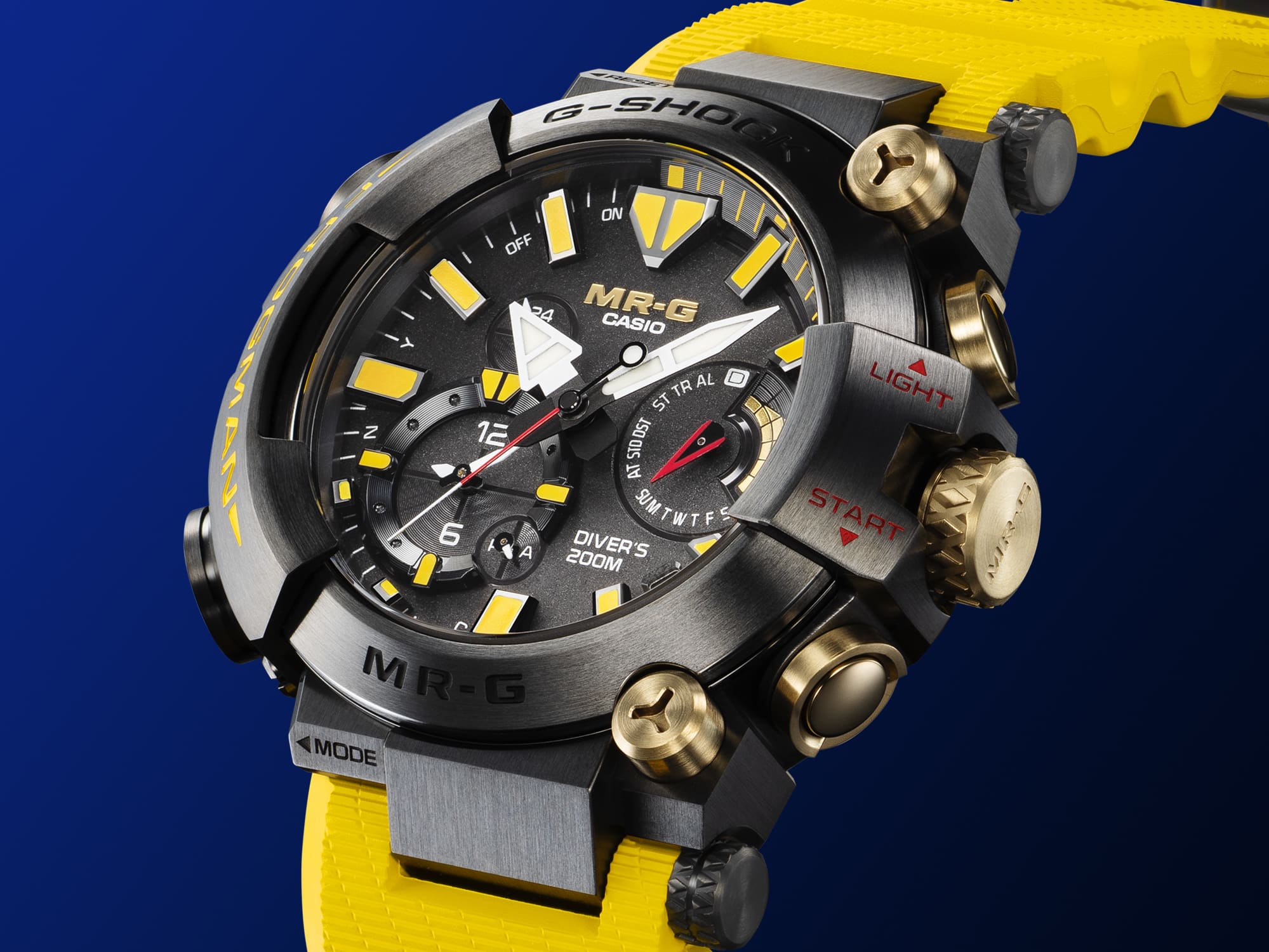 Leicht schräger Blick auf Zifferblatt und Gehäuse des Frogman MRG-BF1000E-1A9 Chronographen
