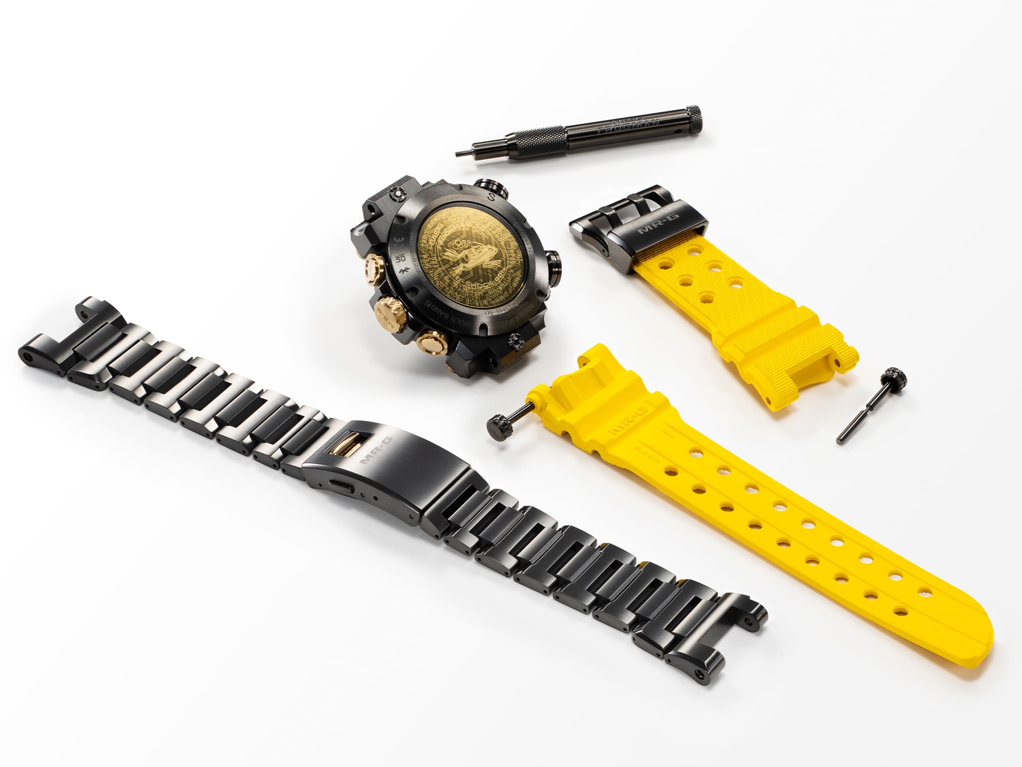 Neben dem Gehäuse der MRG-BF1000E-1A9 liegen die beiden Armbandvarianten