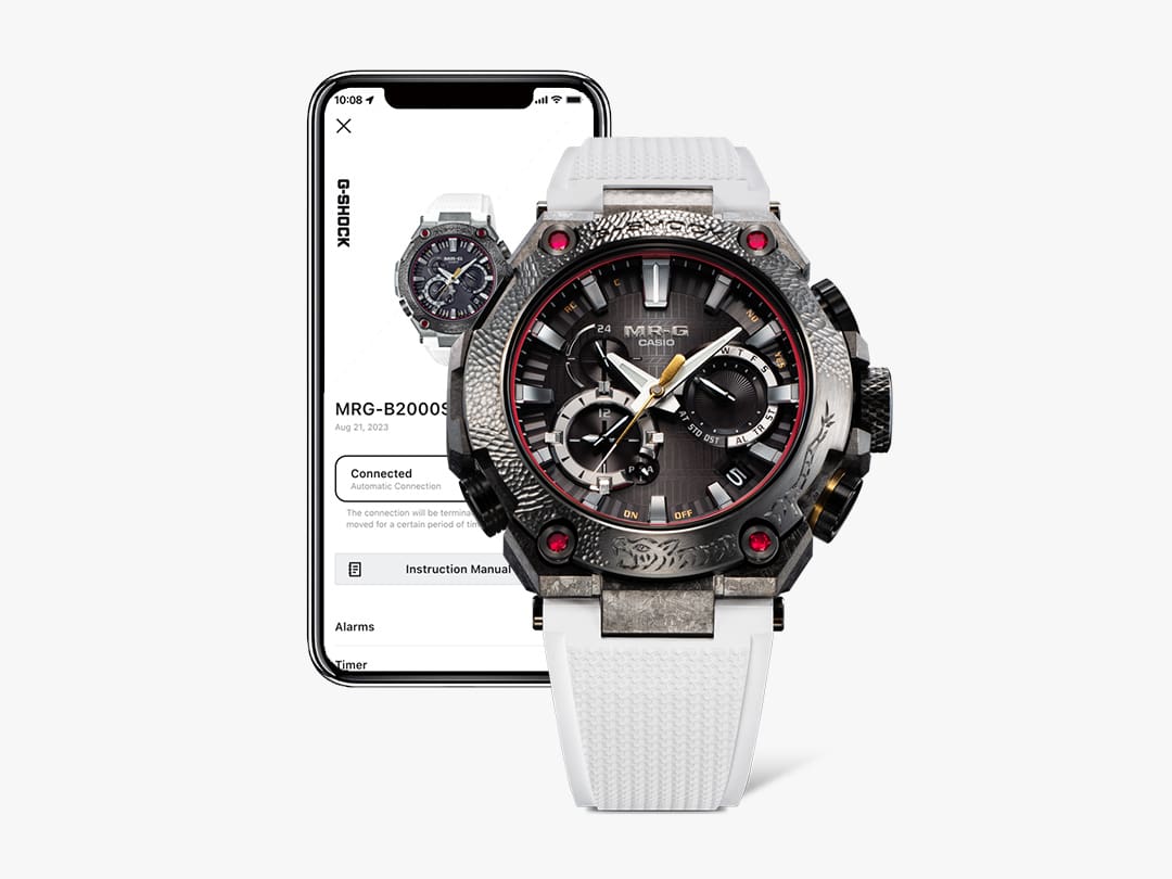 Die Casio G-Shock MRG-B2000SG-1A Bluetooth®-Uhr vor einem Smartphone mit Connected-Anzeige