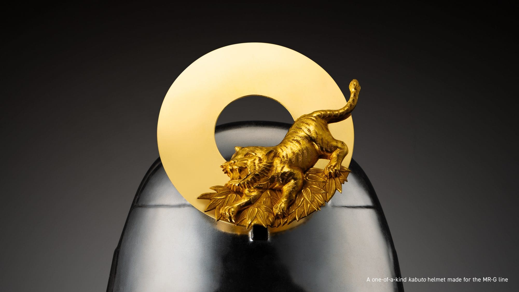 Kabuto Helm mit goldenem Tiger-Element, Text ergänzt das Bild: "A one-a-kind kabuto helmet made for the MR-G line"