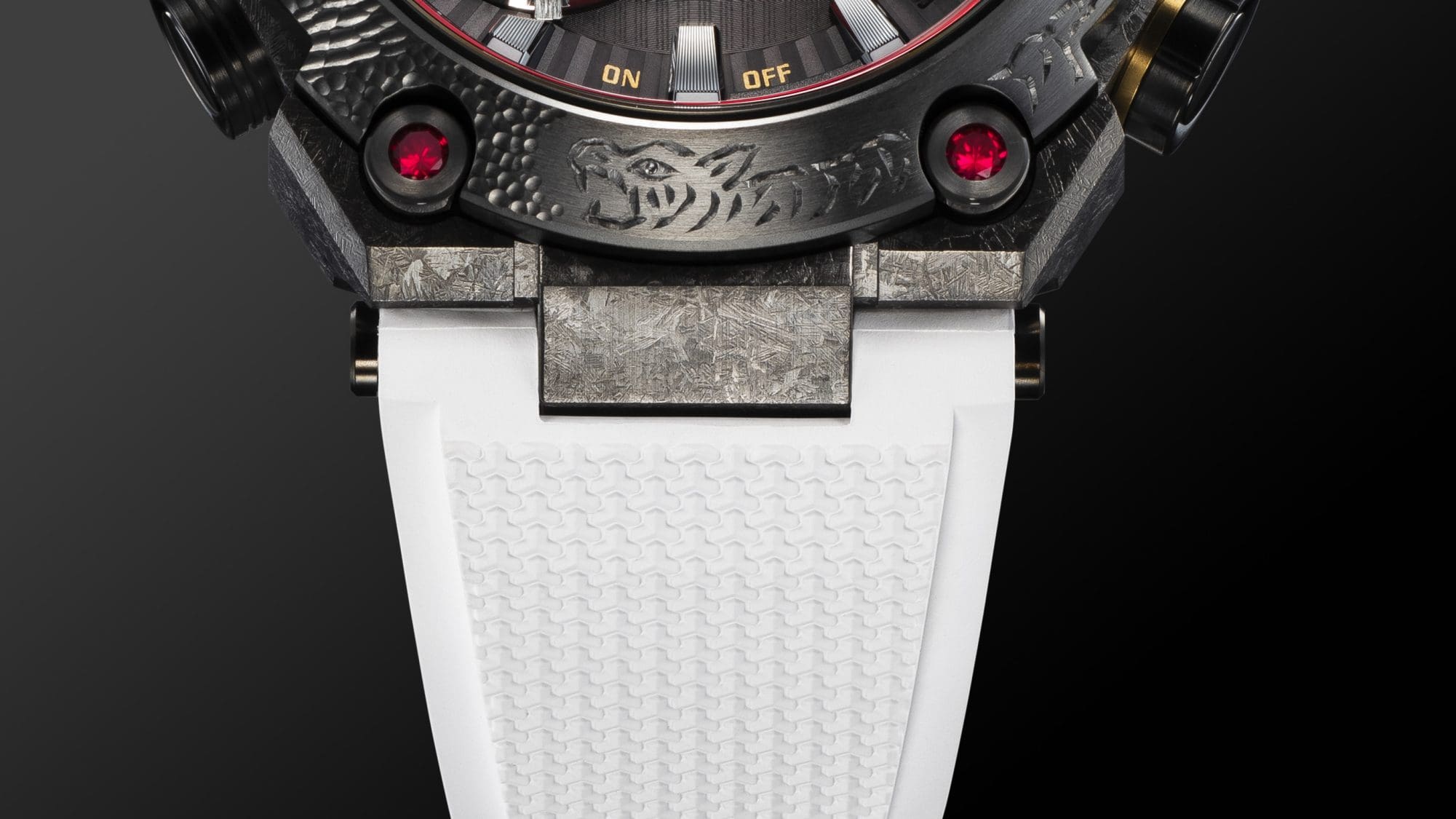 Nahaufnahme der Stelle, an der das weiße Armband auf das Gehäuse trifft