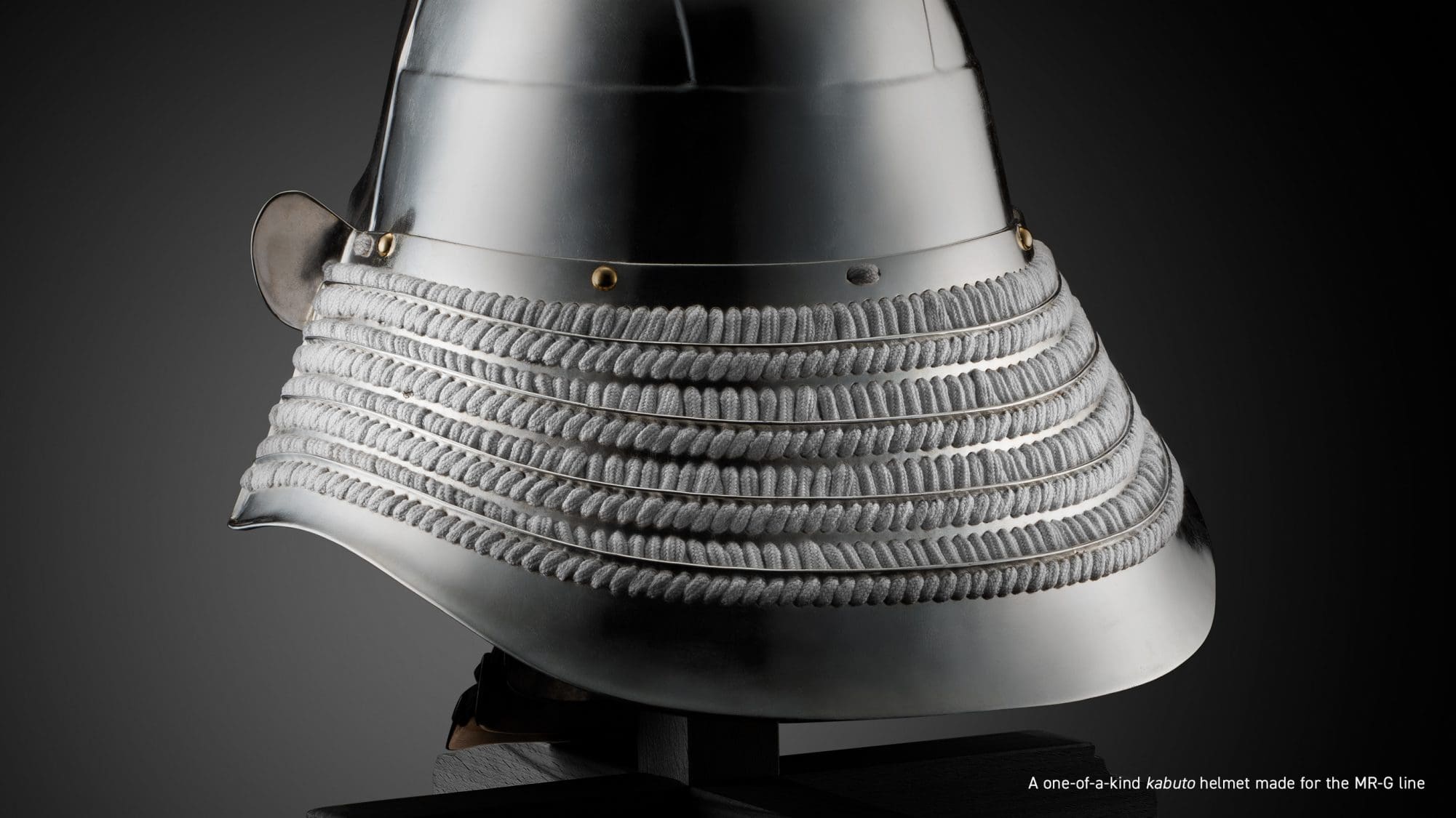 Rückseite des Kabuto Helms, der extra für die MR-G Linie entworfen wurde, Text ergänzt das Bild: "A one-a-kind kabuto helmet made for the MR-G line"