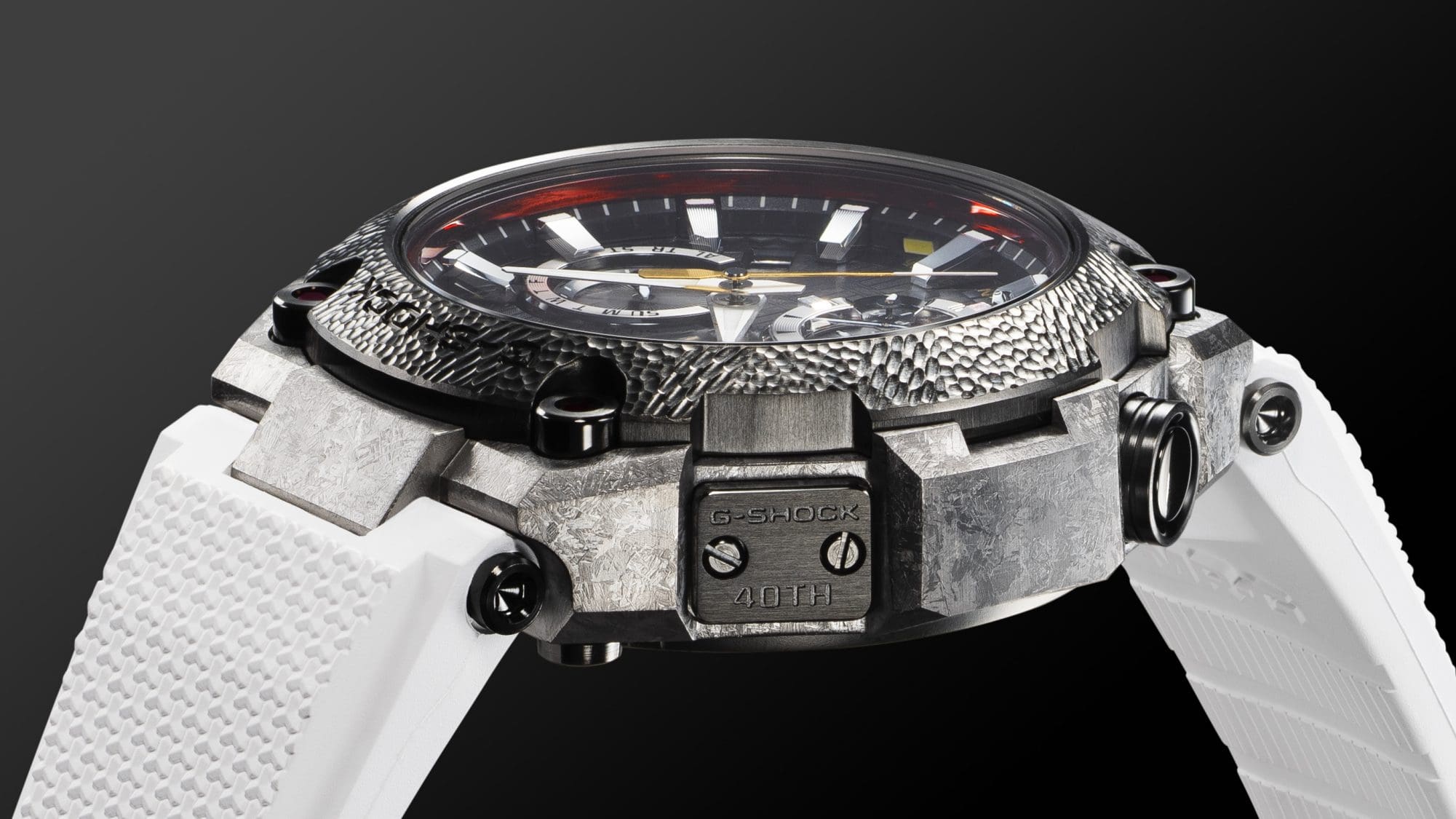 Blick auf die Gehäuseseite der limitierten MRG-B2000SG-1A Armbanduhr mit Fokus auf das rekristallisierte Titangehäuse