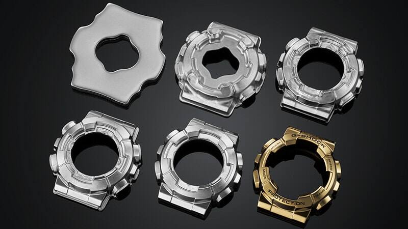 Die Metalllünette in sechs unterschiedlichen Phasen der Bearbeitung vom rudimenteren, silberfarbenen Rohling bis zur goldfarbenen, fertigen Lünette